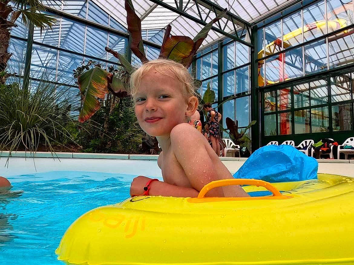 Heaven a rejoint le concours — aidez-le/la à gagner de superbes lots ! baby, baby_float, bathing, child, event, fun, games, happy, hat, joy, leisure, nonbuilding_structure, outdoor_recreation, person, plant, recreation, smile, summer, swimming_pool, toddler