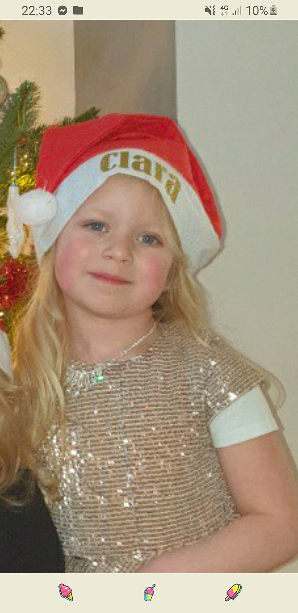 Clara a rejoint le concours — aidez-le/la à gagner de superbes lots ! cap, child, chin, christmas, costume_hat, event, fun, happy, headband, headgear, headpiece, headwear, holiday, joy, lip, long_hair, outerwear, person, santa_claus, sleeve