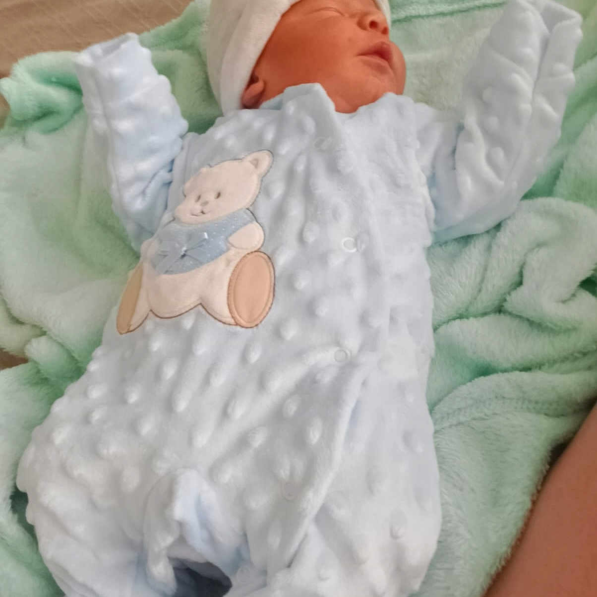 Lorenzo participe au concours pour gagner de l'argent avec cette photo : baby, babywear, blanket, child, clothing, cozy, cute, hat, indoors, infant, lying_down, newborn, onesie, peaceful, person, portrait, sleep, sleeping, soft_texture, teddy_bear