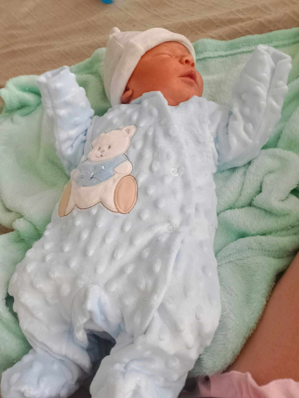 Lorenzo participe au concours pour gagner de l'argent avec cette photo : newborn, baby, sleeping, onesie, hat, blanket, soft_texture, teddy_bear, infant, cozy, cute, peaceful, child, clothing, lying_down, indoors, portrait, person, sleep, babywear