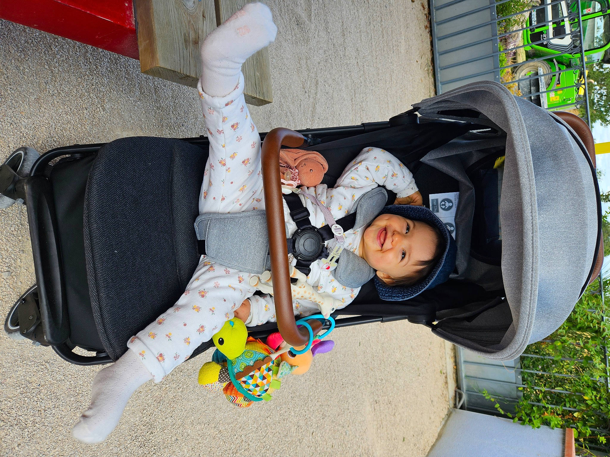 Mya participe au concours pour gagner de l'argent avec cette photo : baby, baby_carriage, baby_products, baby_toddler_clothing, bag, chair, child, comfort, fun, grass, hat, joy, lap, leisure, luggage_and_bags, person, plant, recreation, sitting, sock