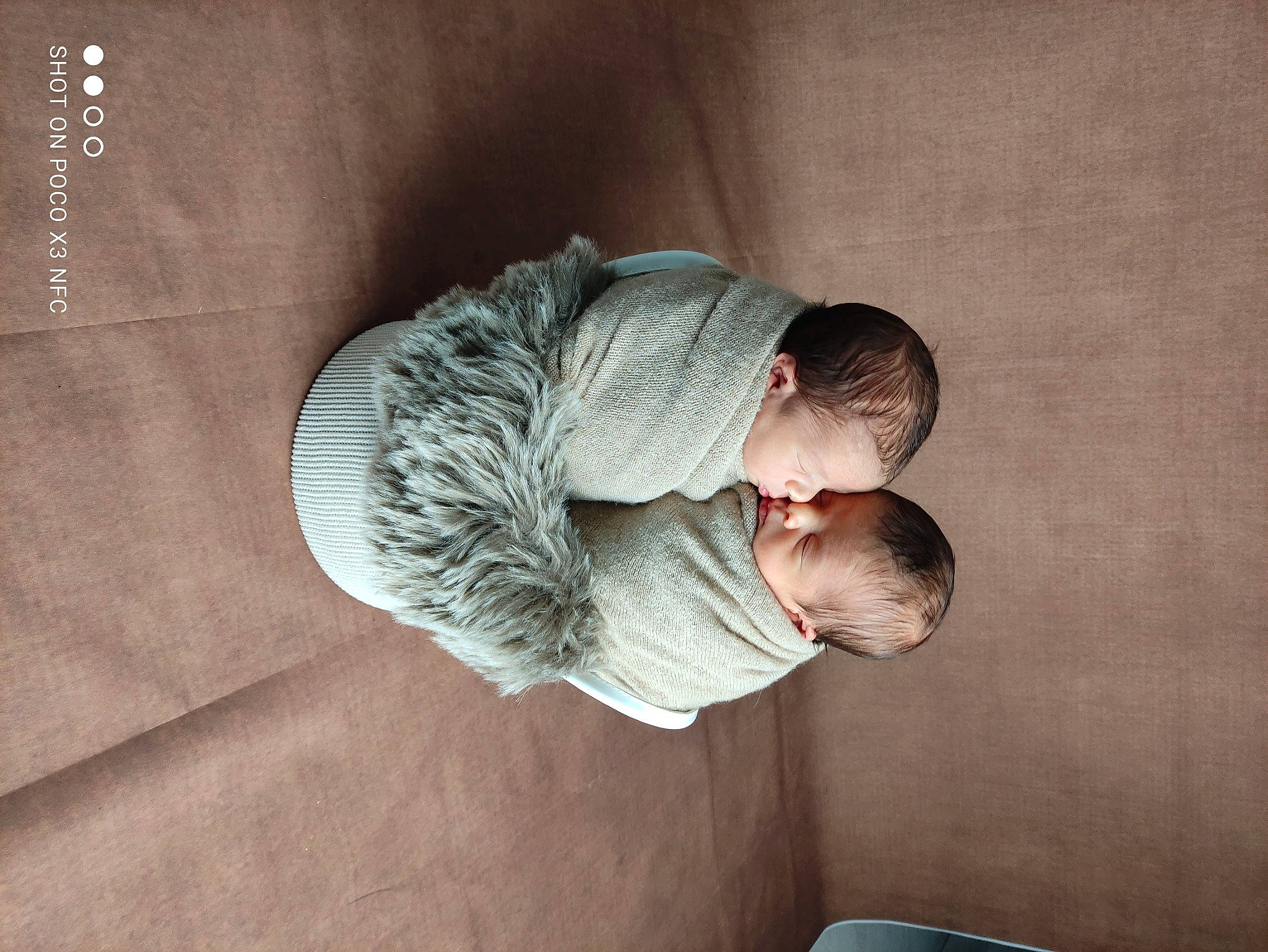 Dany a rejoint le concours — aidez-le/la à gagner de superbes lots ! baby, bedtime, child, collar, comfort, elbow, flash_photography, flooring, fur, grey, linens, nap, person, portrait_photography, room, sitting, sleep, sleeve, toddler, wood
