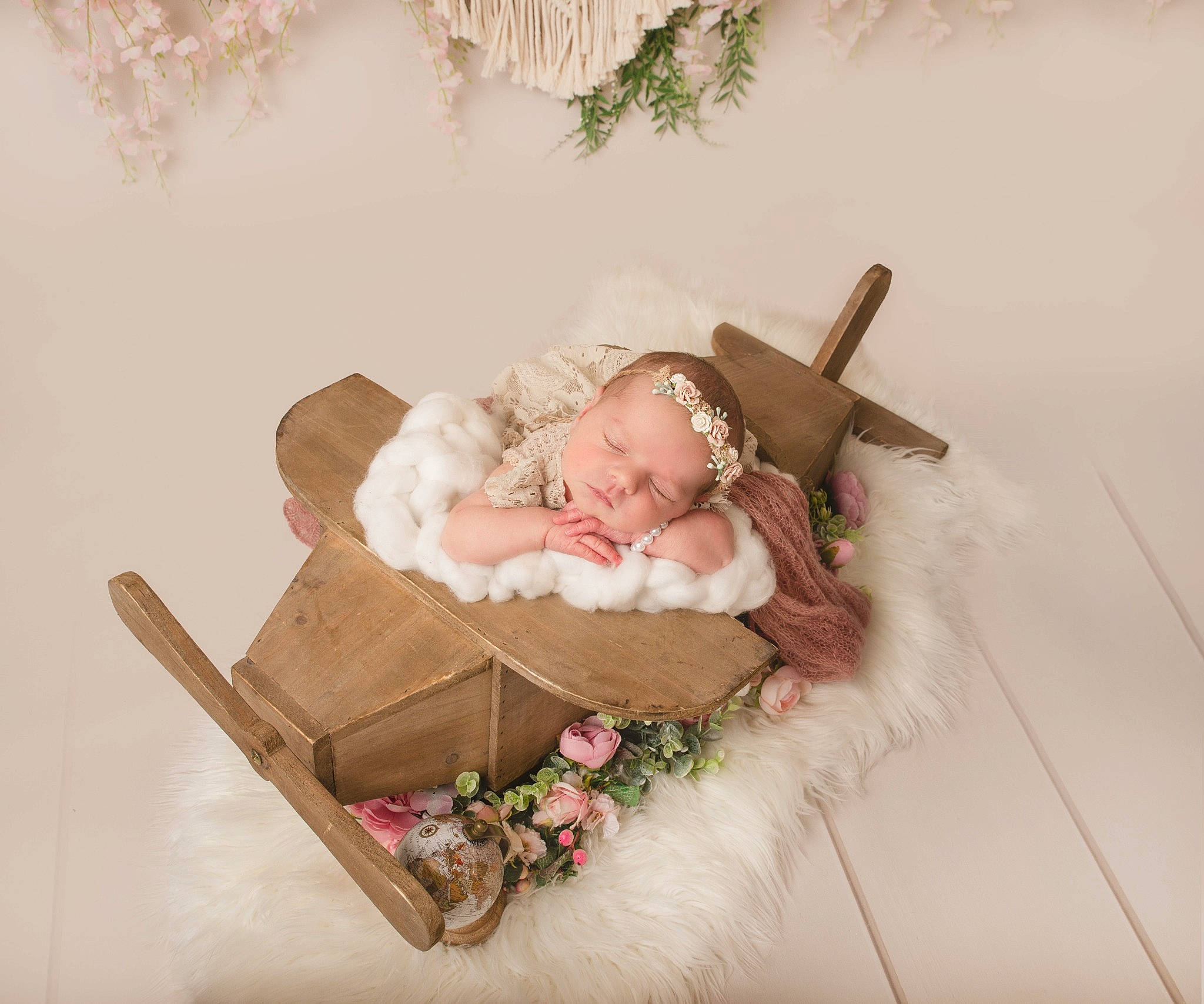 Lya participe au concours pour gagner de l'argent avec cette photo : baby, baby_products, baby_sleeping, baby_toddler_clothing, child, comfort, embellishment, fashion_accessory, flower, hair_accessory, happy, headpiece, peach, person, petal, plant, portrait_photography, room, sitting, toddler