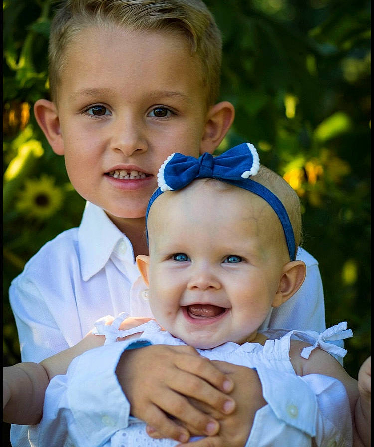 Averly is registered to the contest to win money with this photo: baby, child, ear, eye, face, hair_accessory, happy, iris, joy, male, mother, people, person, photograph, photography, sibling, skin, smile, toddler