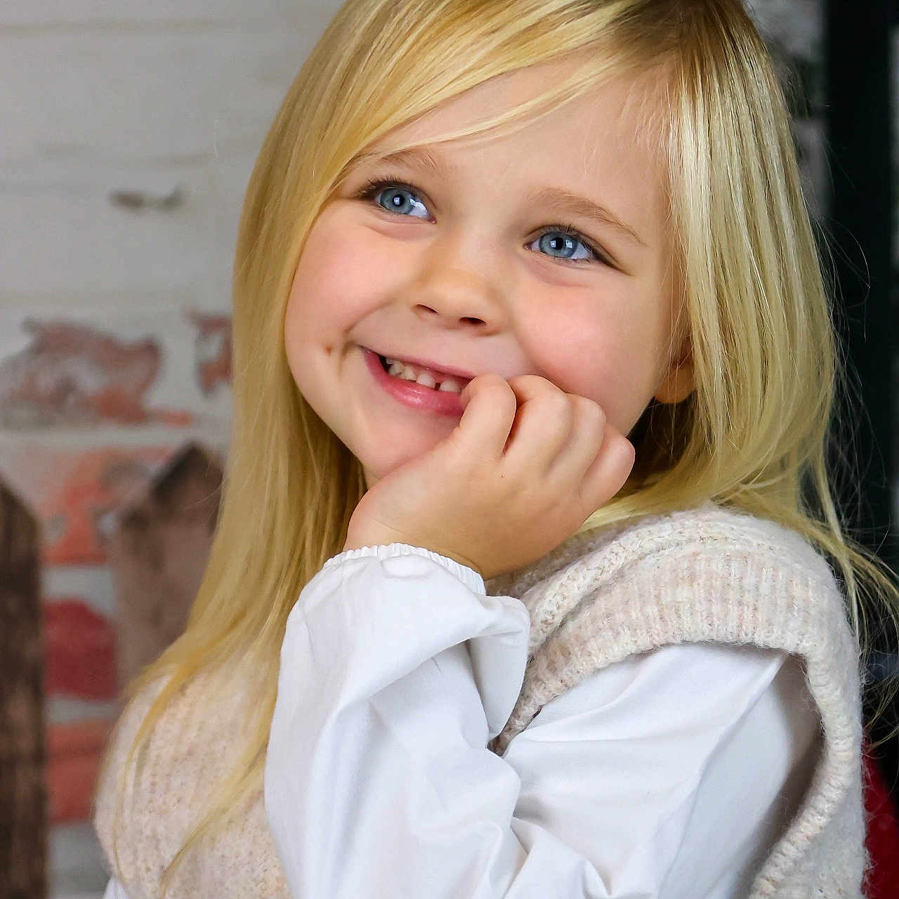 Anaë participe au concours pour gagner de l'argent avec cette photo : blonde, bodypart, child, clothing, face, female, finger, girl, hair, hand, happy, head, knitwear, longsleeve, person, photography, portrait, sleeve, smile, sweater