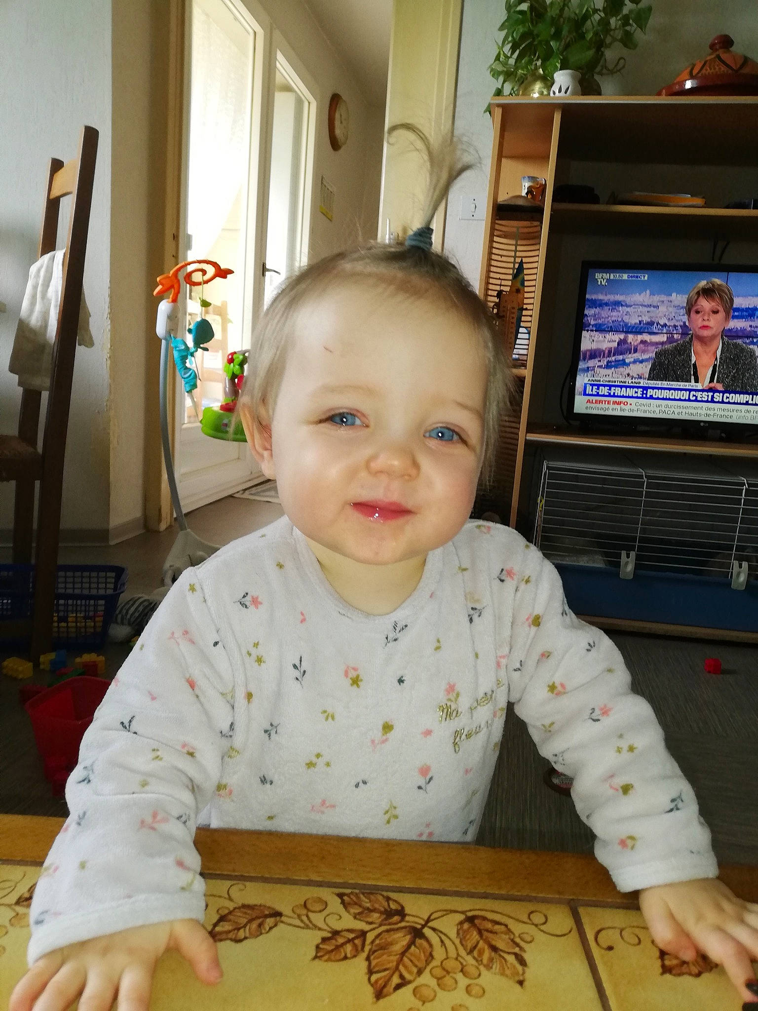 Mélina participe au concours pour gagner de l'argent avec cette photo : art, baby, baby_toddler_clothing, child, floor, flooring, fun, hardwood, home_appliance, joy, living_room, pattern, person, sleeve, smile, standing, t_shirt, television, television_set, toddler
