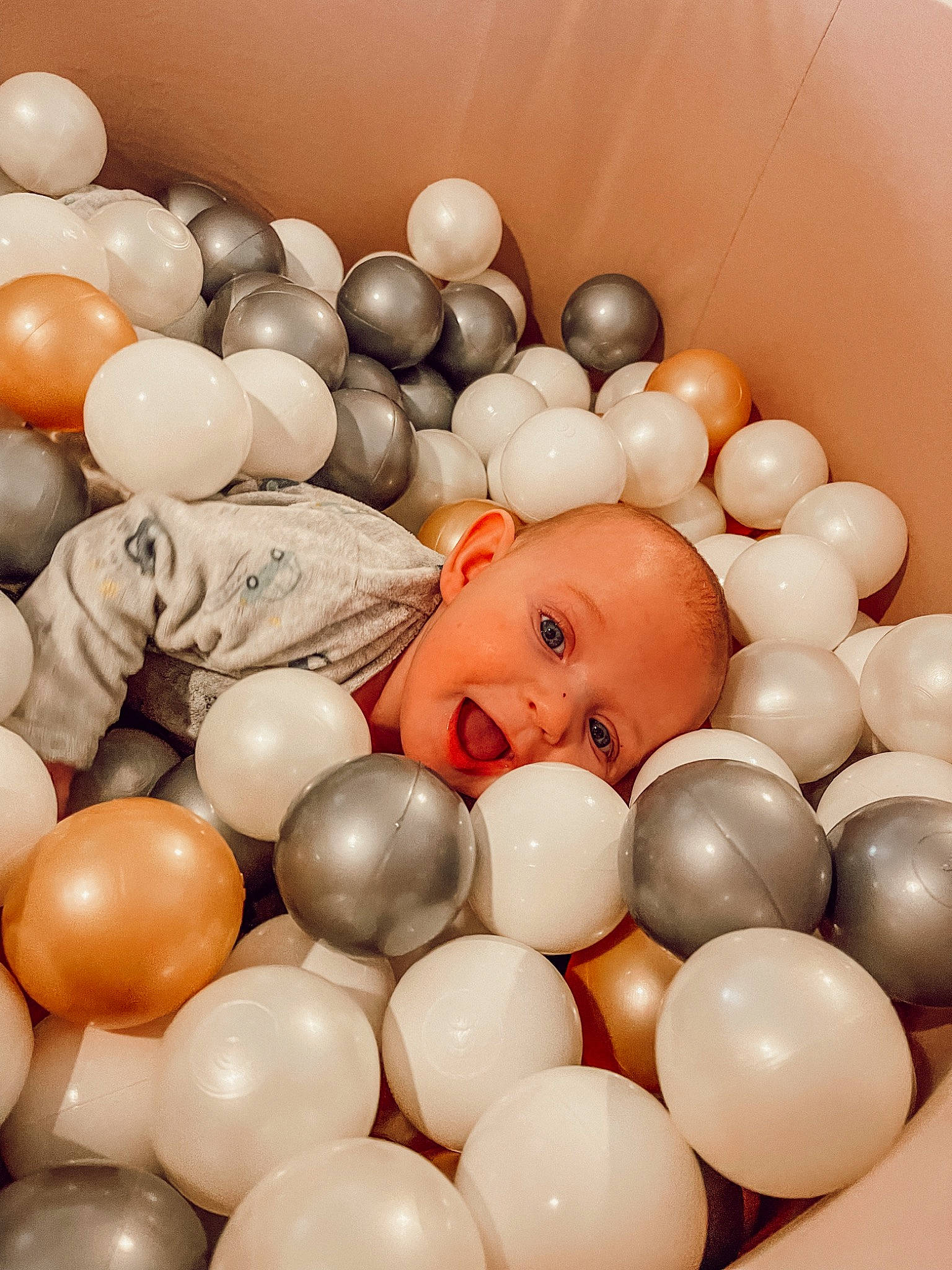 Naël a rejoint le concours — aidez-le/la à gagner de superbes lots ! art, balloon, beauty, child, egg, event, light, material_property, party_supply, peach, person, still_life_photography, toy, white