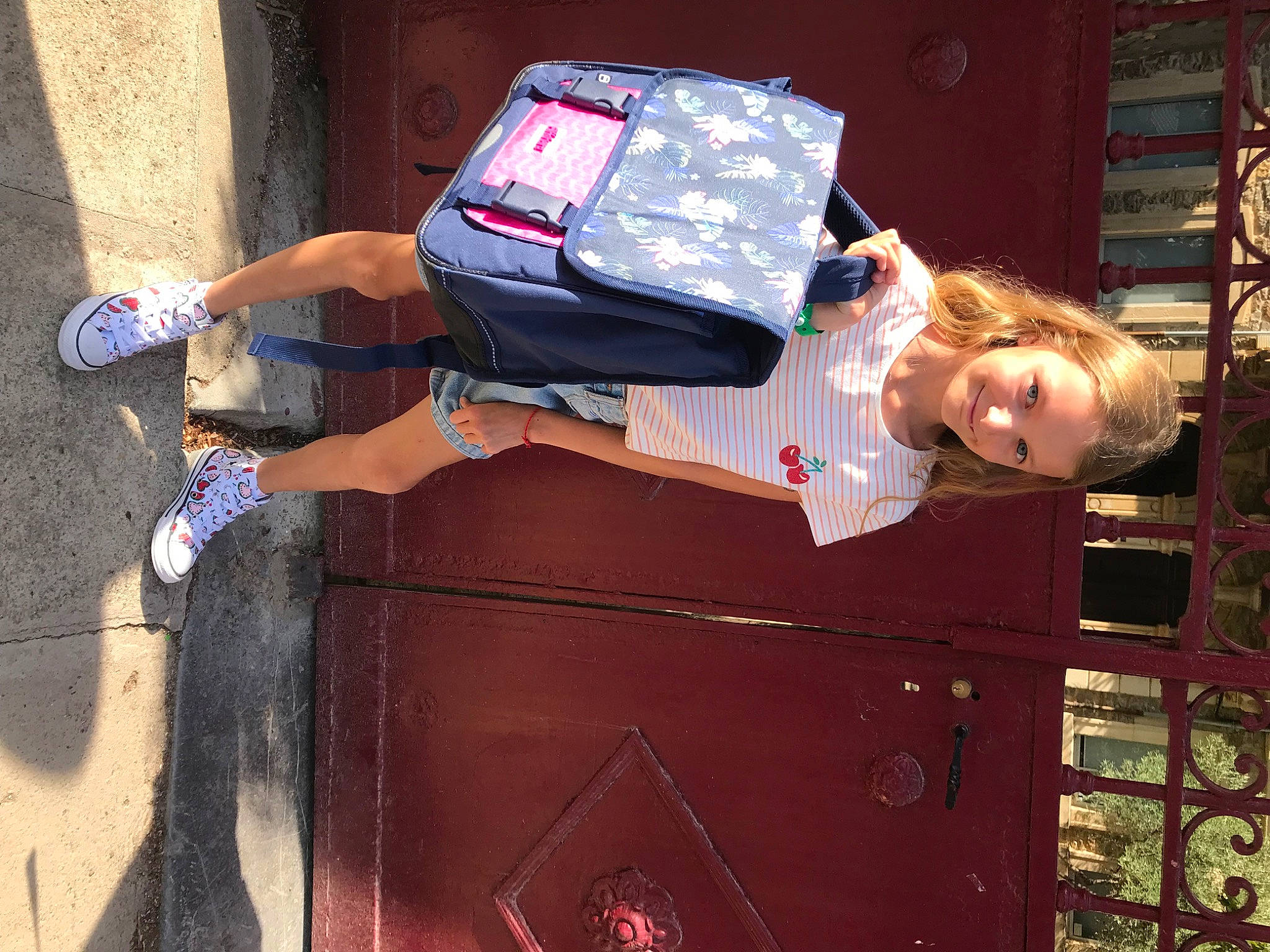 Rose participe au concours pour gagner de l'argent avec cette photo : child, concrete, elbow, electric_blue, fun, human_leg, joy, knee, leisure, person, room, sitting, smile, t_shirt, thigh, toddler, travel, walking_shoe, wood, wrist