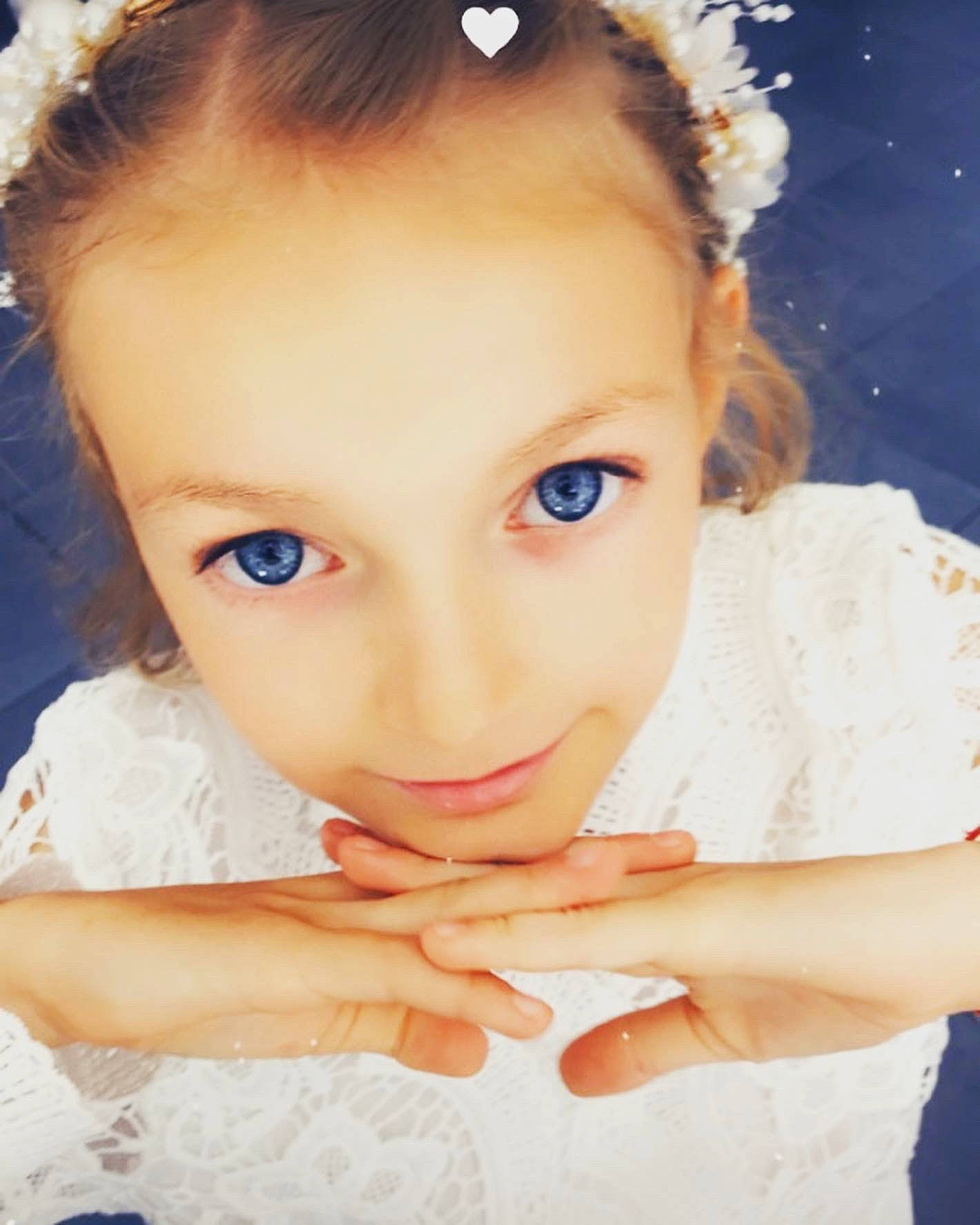 Rose a rejoint le concours — aidez-le/la à gagner de superbes lots ! azure, cheek, chin, dress, ear, eye, eyebrow, eyelash, flash_photography, hair, hairstyle, hand, happy, head, iris, lip, neck, nose, organ, person