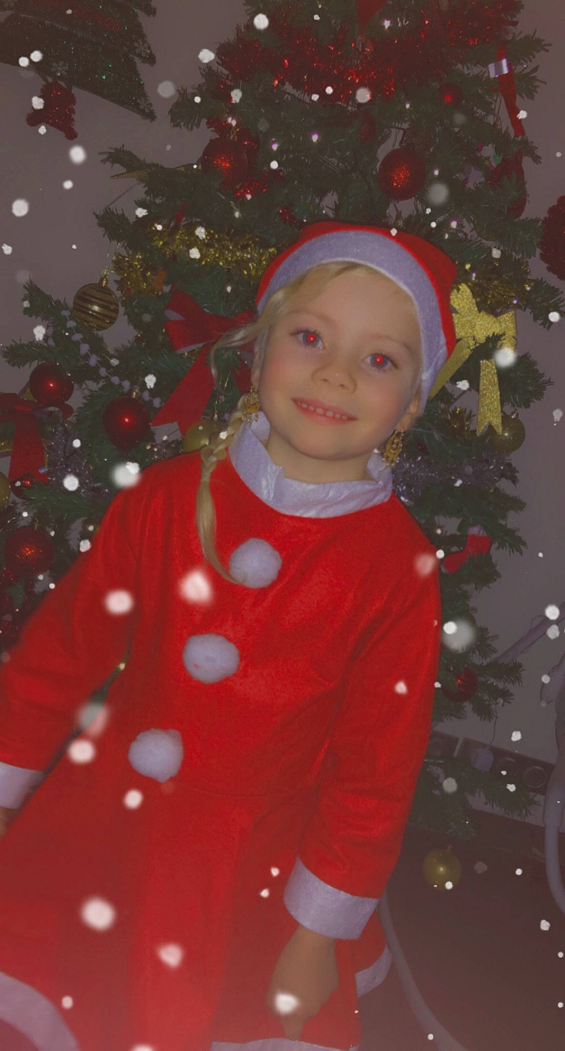 Shanna a rejoint le concours — aidez-le/la à gagner de superbes lots ! carmine, child, christmas, christmas_decoration, christmas_eve, christmas_lights, christmas_ornament, christmas_tree, costume_accessory, event, fictional_character, headwear, holiday, holiday_ornament, interior_design, joy, person, pleased, red, standing