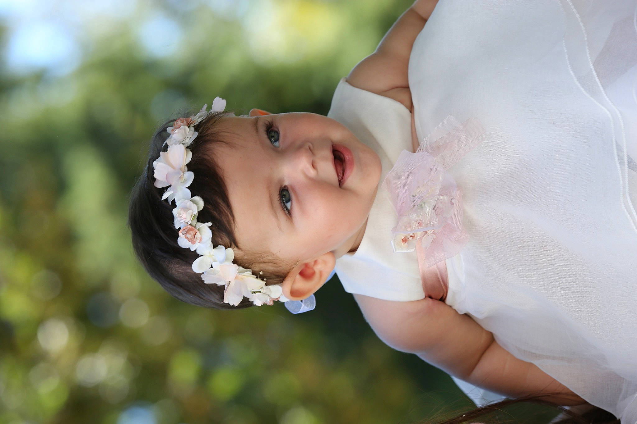 Alma a rejoint le concours — aidez-le/la à gagner de superbes lots ! baby, bridal_clothing, dress, event, eye, flash_photography, formal_wear, gesture, grass, happy, hat, headgear, headpiece, headwear, lip, people_in_nature, person, petal, plant, toddler