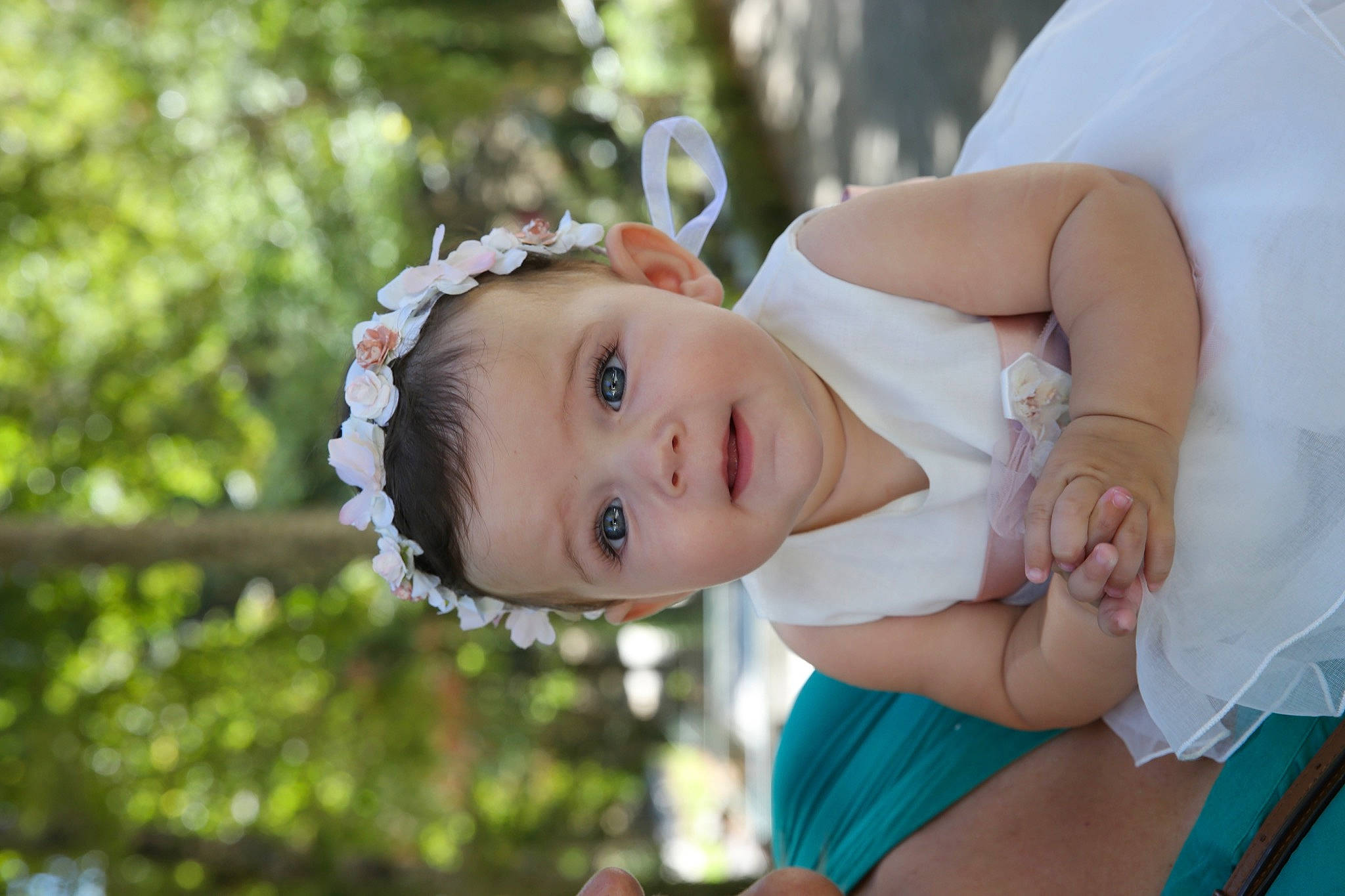 Alma a rejoint le concours — aidez-le/la à gagner de superbes lots ! abdomen, baby, child, dress, event, eye, fashion_accessory, flash_photography, fun, grass, happy, jewellery, leisure, lip, person, plant, shoulder, skin, smile, toddler