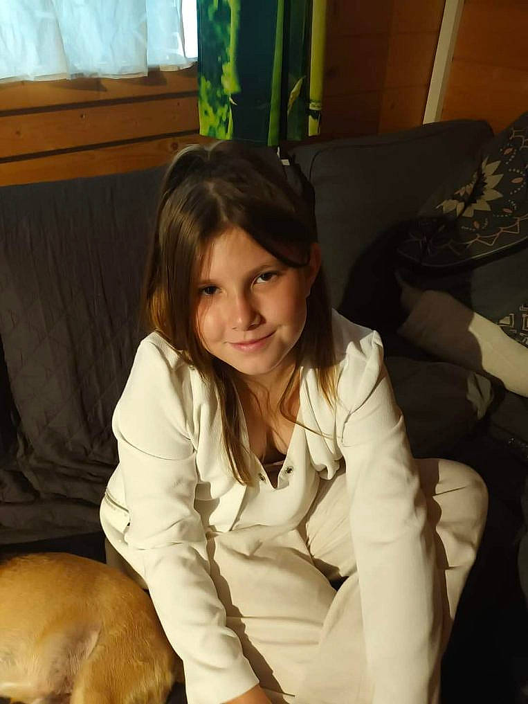 Lana participe au concours pour gagner de l'argent avec cette photo : bangs, brown_hair, carnivore, comfort, companion_dog, couch, curtain, dog, dog_breed, formal_wear, fur, happy, human_leg, joy, lap, person, room, sitting, sleeve, smile