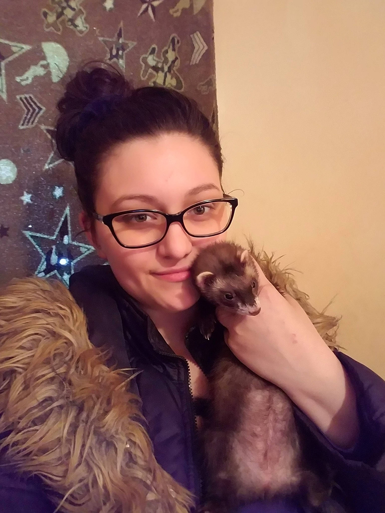 Judith is registered to the contest to win money with this photo: beard, brown_hair, ear, eyebrow, eyewear, facial_hair, fawn, fur, gesture, glasses, hair, hairstyle, joy, long_hair, person, selfie, smile, vision_care