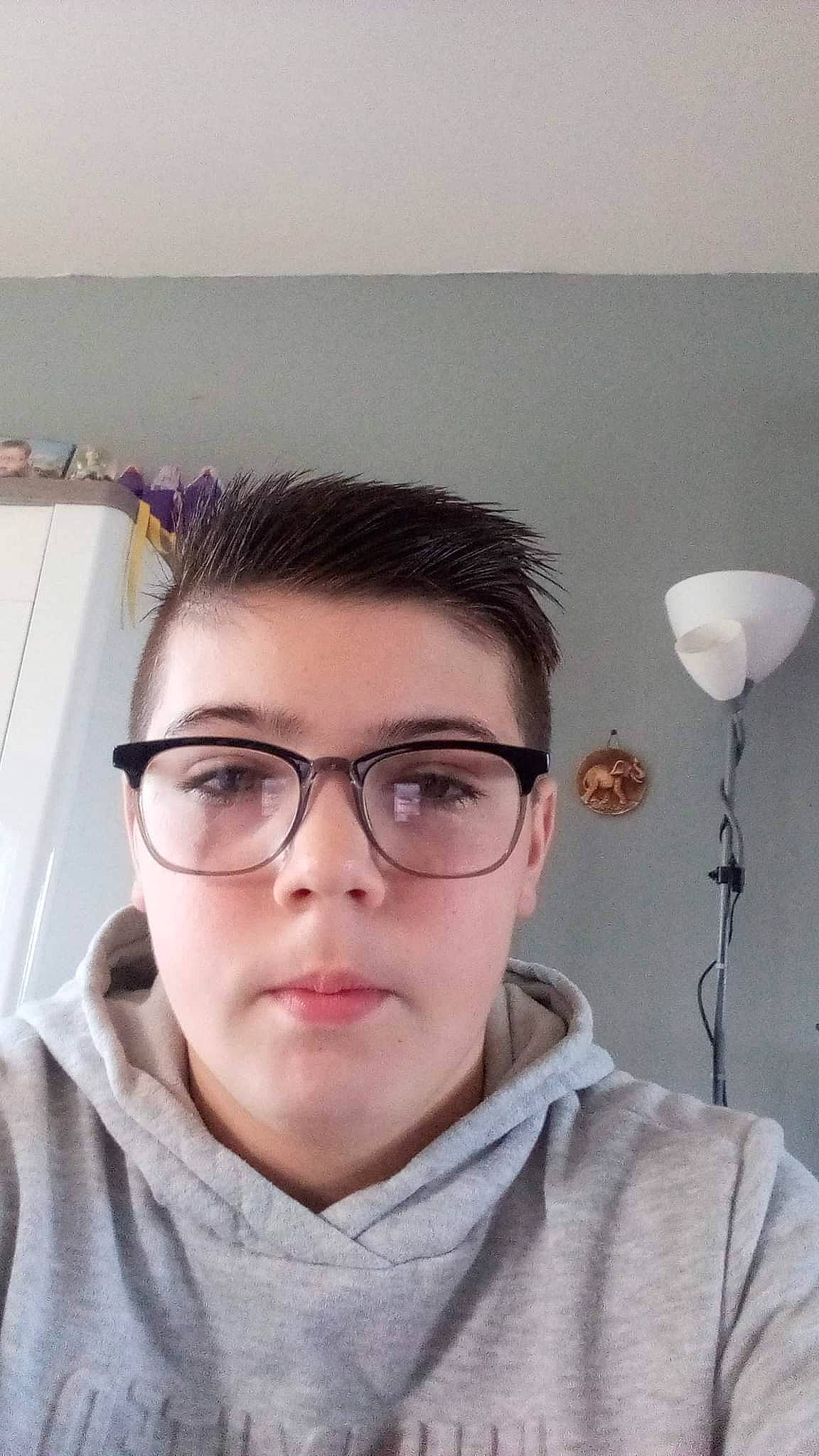 Matheo participe au concours pour gagner de l'argent avec cette photo : black_hair, cheek, chin, cool, ear, eye, eyebrow, eyelash, eyewear, face, flash_photography, forehead, glasses, head, jaw, lip, neck, nose, person, selfie