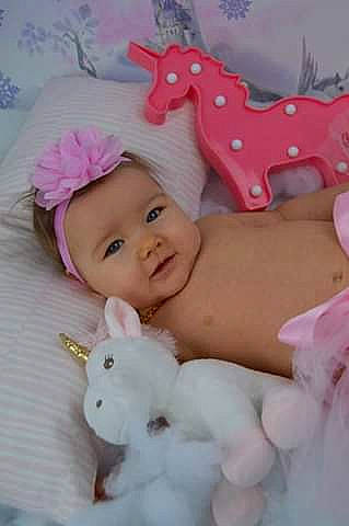 Clémence a rejoint le concours — aidez-le/la à gagner de superbes lots ! child, ear, girl, hair_accessory, infant, person, pink, product, skin, toddler