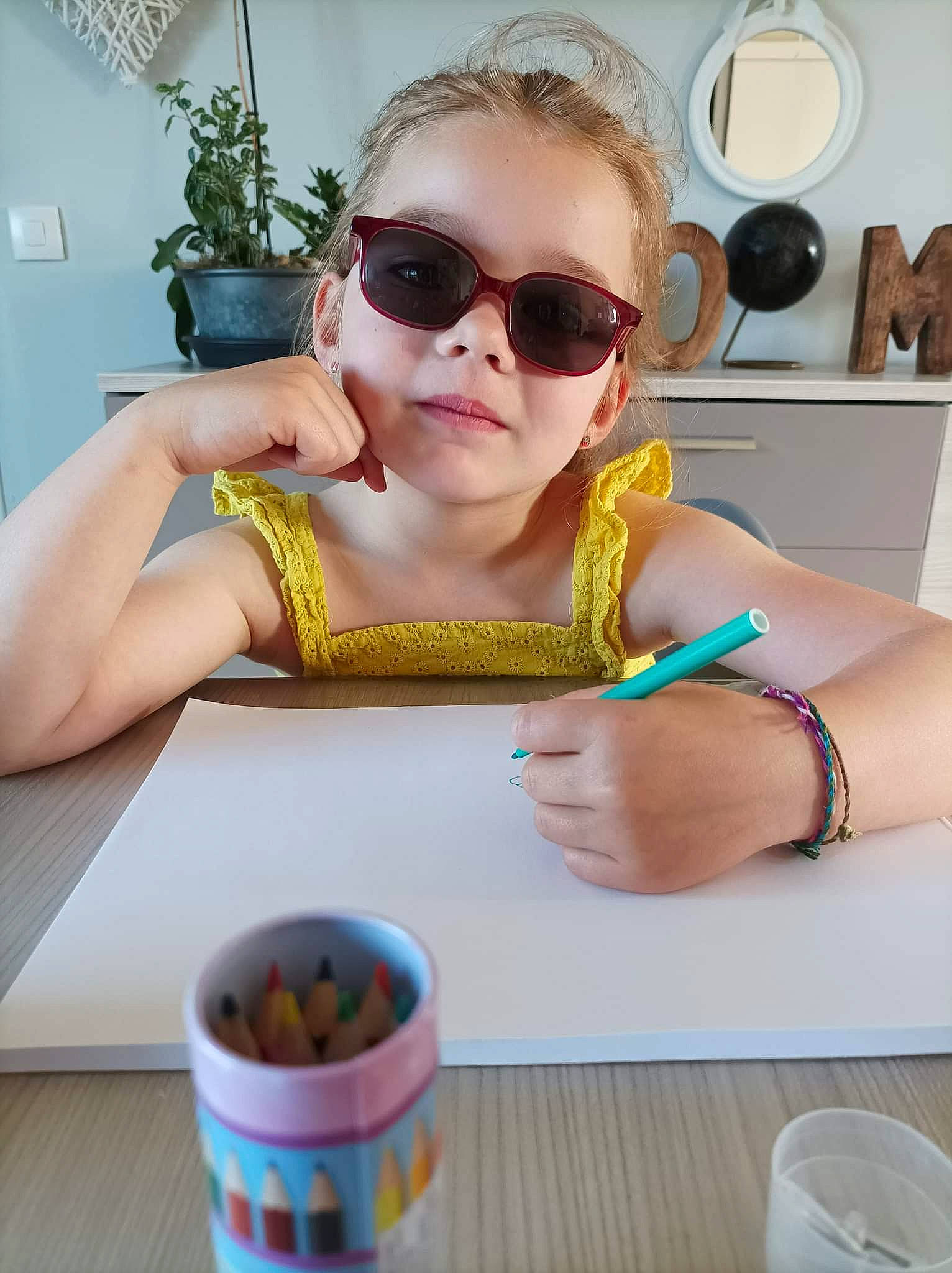 Clémence participe au concours pour gagner de l'argent avec cette photo : arm, child, drinkware, eyewear, fashion_design, finger, flowerpot, fun, glasses, goggles, houseplant, leisure, person, plant, summer, sunglasses, table, tableware, vacation, vision_care