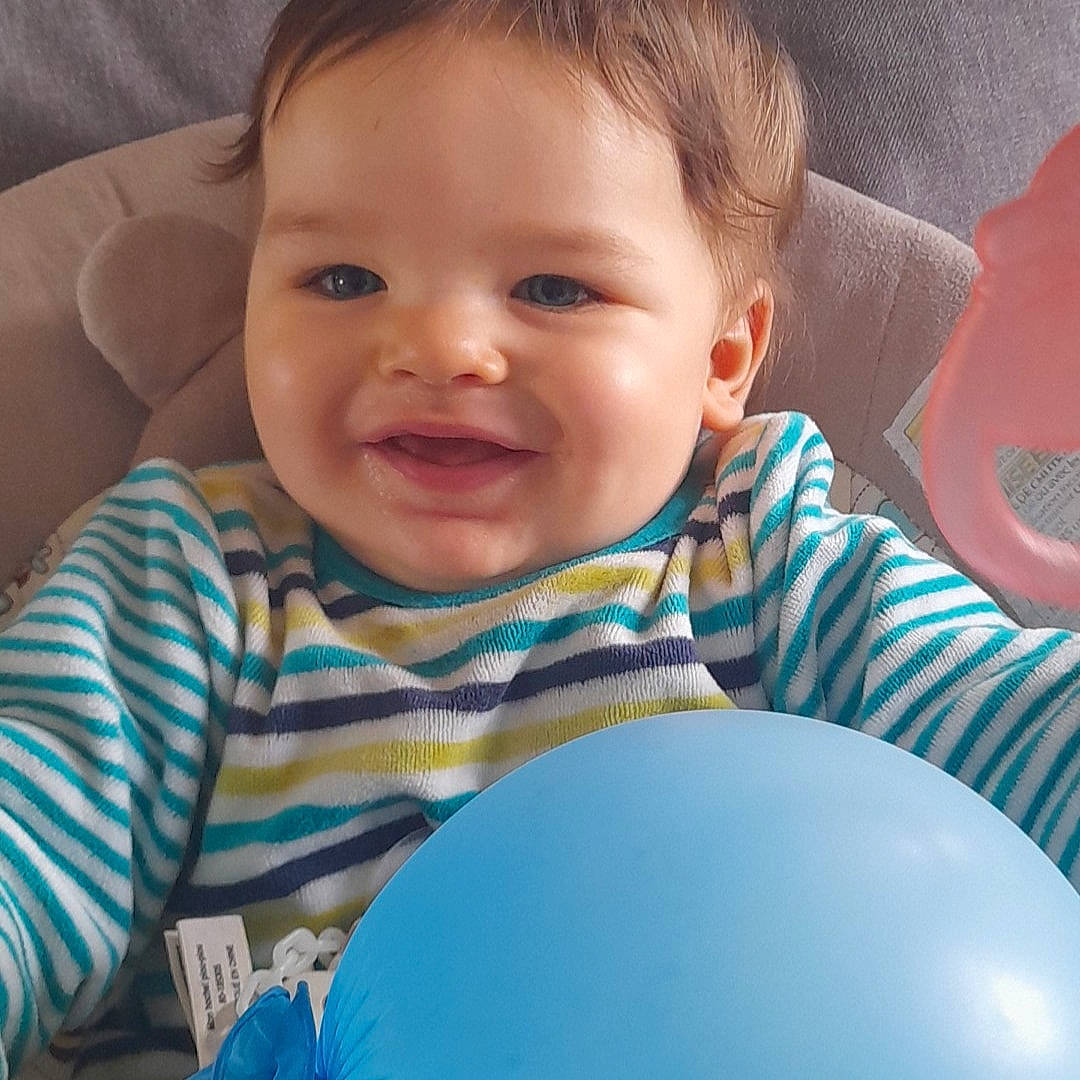 Arthur a rejoint le concours — aidez-le/la à gagner de superbes lots ! arm, azure, baby_toddler_clothing, cheek, chin, eye, face, hair, happy, head, human_body, joy, lip, mouth, neck, nose, organ, person, skin, sleeve