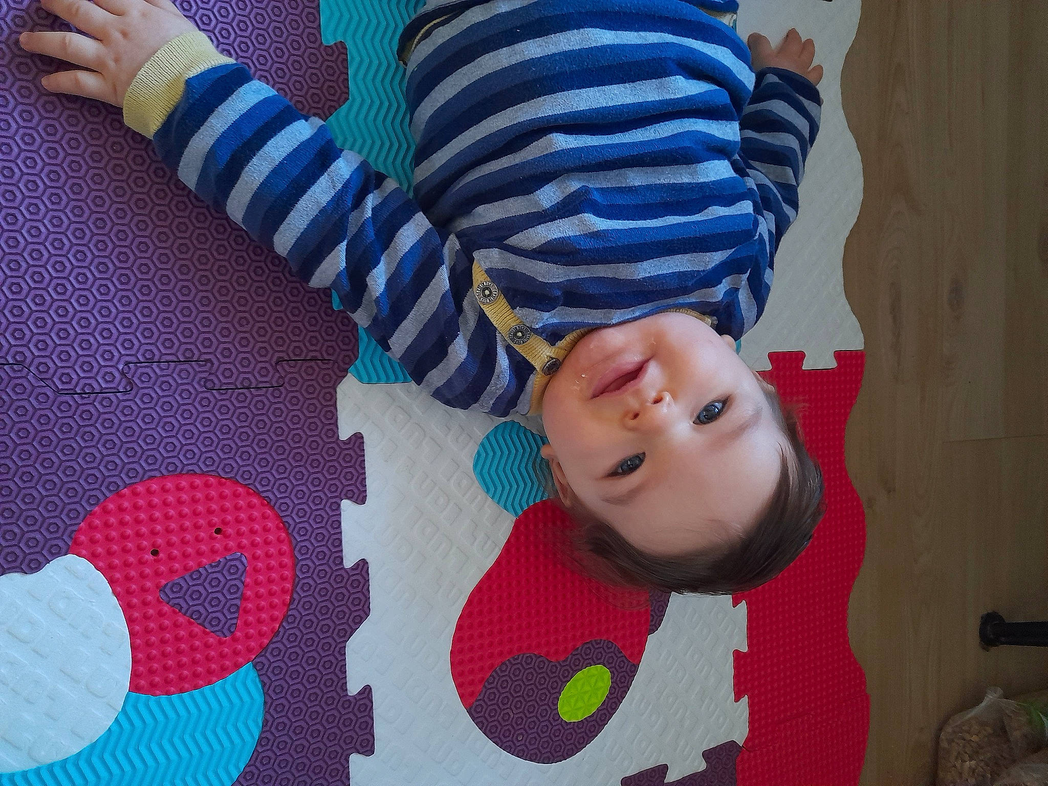 Arthur participe au concours pour gagner de l'argent avec cette photo : baby, baby_products, baby_toddler_clothing, carmine, cheek, child, cool, electric_blue, flooring, fun, happy, linens, pattern, person, play, room, smile, textile, toddler, wood