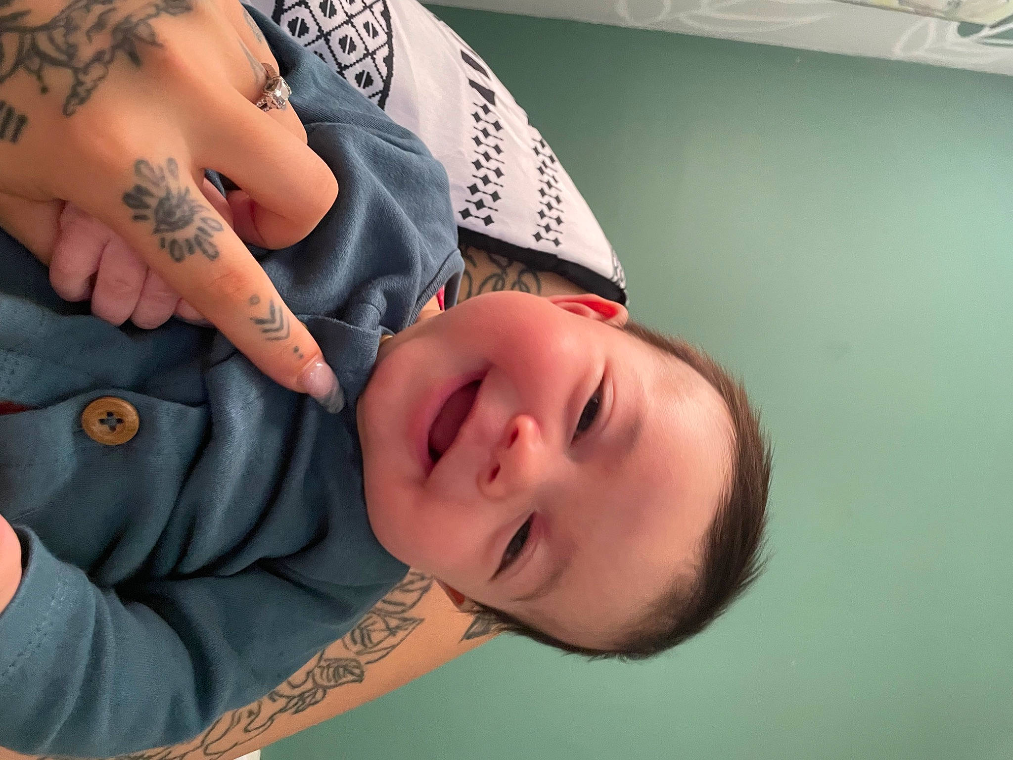 Nyleza is registered to the contest to win money with this photo: arm, cheek, cool, eye, eyebrow, eyelash, finger, gesture, hand, happy, human_body, joint, joy, lip, mouth, neck, nose, person, shoulder, skin