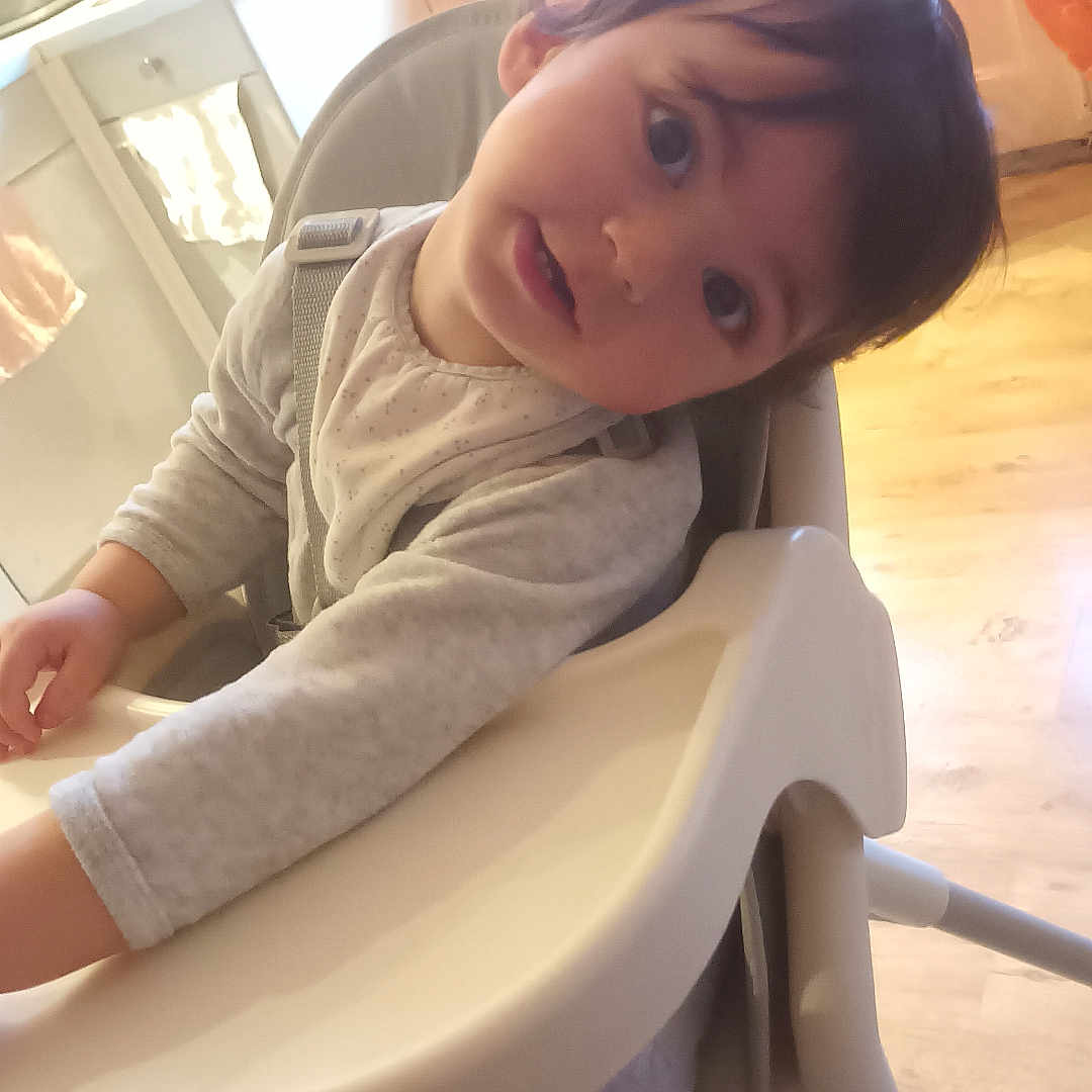 Eray a rejoint le concours — aidez-le/la à gagner de superbes lots ! baby_clothes, cabinet, child, curious, curtains, expression, face, high_chair, home, indoor, infant, kitchen, light, person, portrait, seat, toddler, window, wooden_floor, young_child