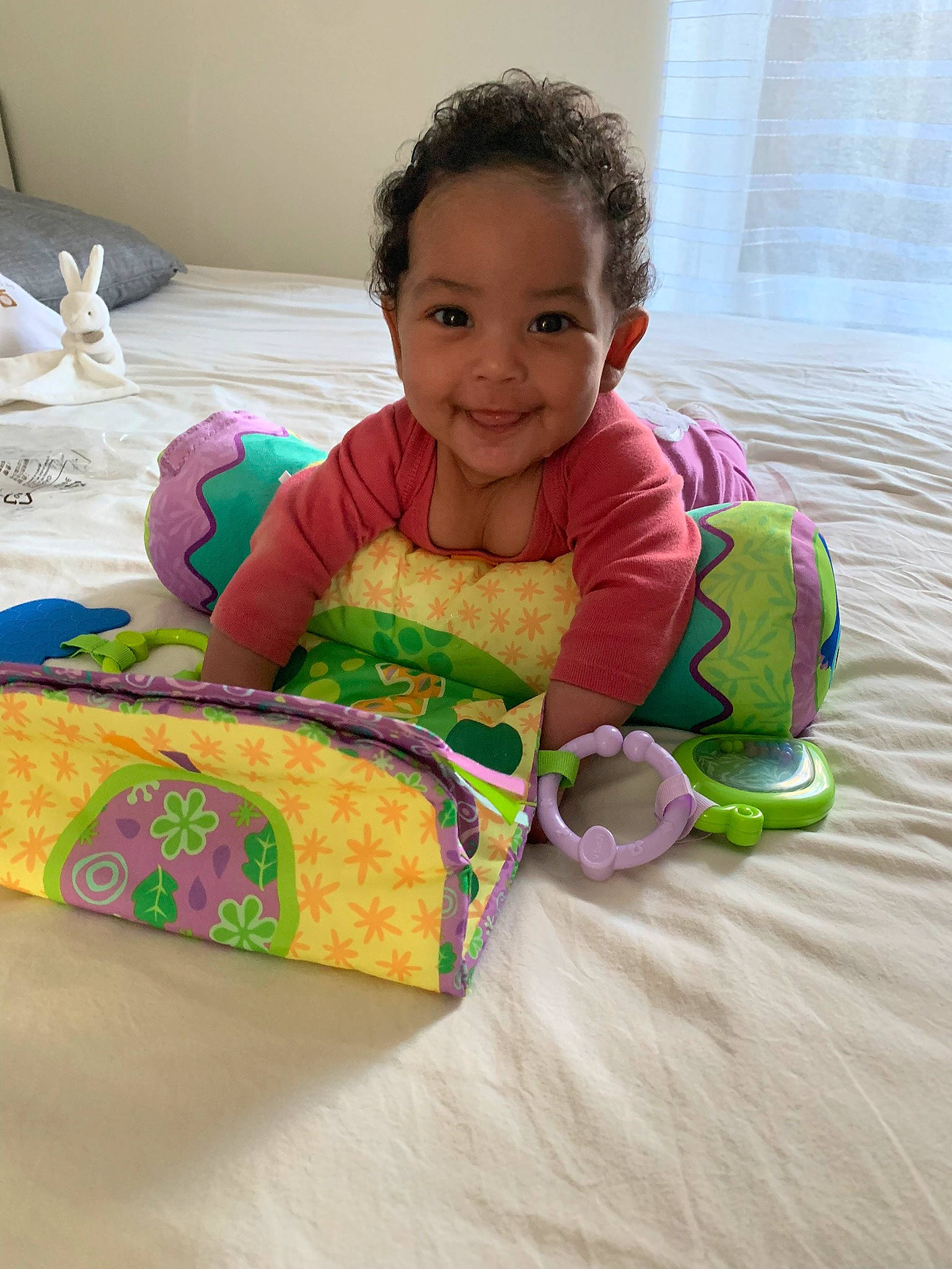 Tayanna a rejoint le concours — aidez-le/la à gagner de superbes lots ! baby, baby_toddler_clothing, baby_toys, bedding, child, comfort, flooring, fun, happy, joy, linens, pattern, person, pillow, play, product, sitting, sleeve, smile, stuffed_toy