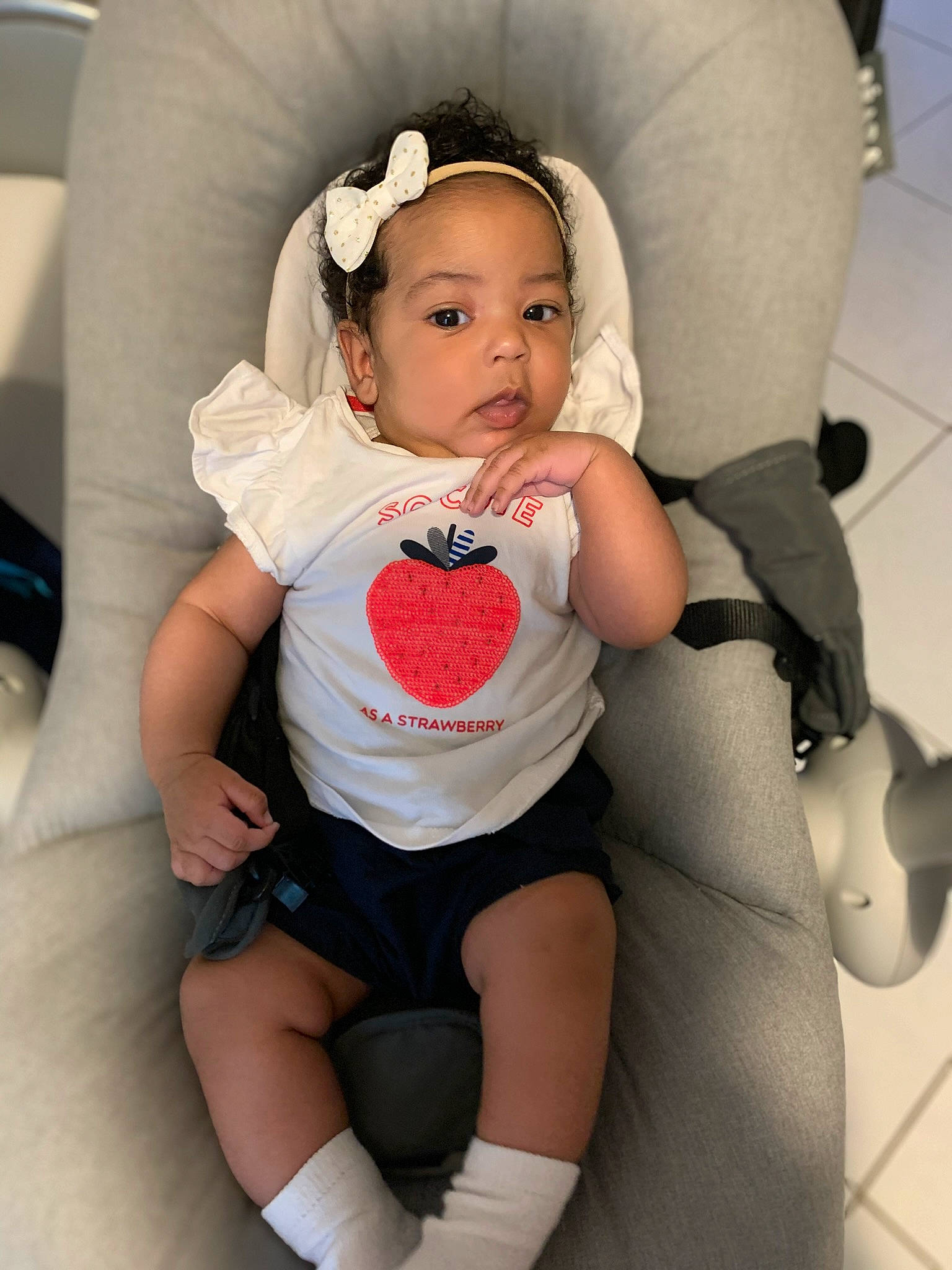 Tayanna a rejoint le concours — aidez-le/la à gagner de superbes lots ! arm, baby, baby_toddler_clothing, comfort, finger, foot, headgear, human_body, human_leg, knee, lap, leg, neck, person, shoulder, skin, sneakers, sock, thigh, toddler