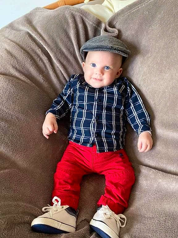 Raphaël participe au concours pour gagner de l'argent avec cette photo : baby_toddler_clothing, cool, doll, eye, face, footwear, head, headwear, human_body, jeans, leg, outerwear, person, pink, plaid, sleeve, smile, tartan, textile, walking_shoe