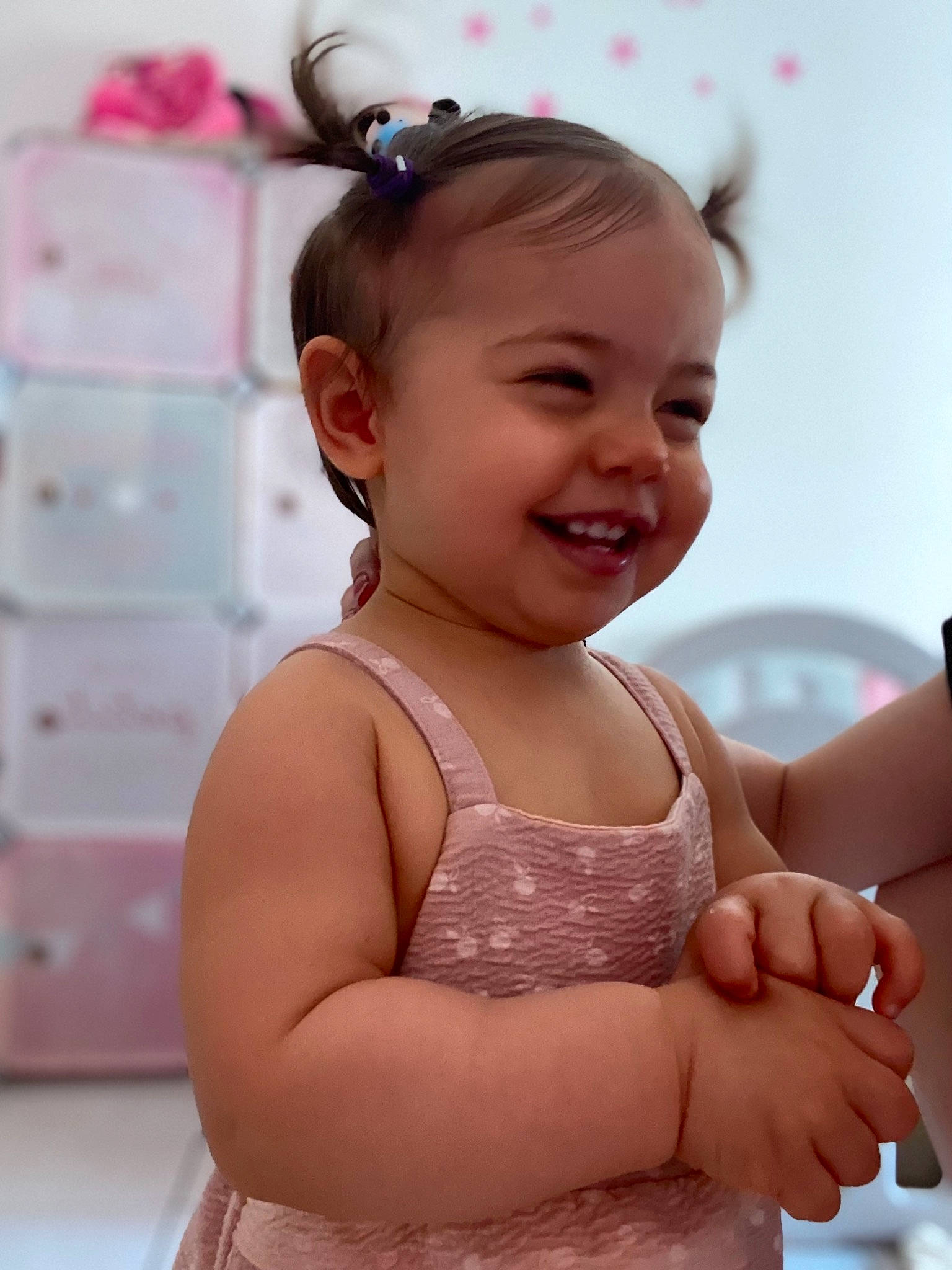 Elaïa a rejoint le concours — aidez-le/la à gagner de superbes lots ! arm, baby, baby_toddler_clothing, cheek, eyelash, facial_expression, finger, gesture, hand, happy, head, human_body, joy, lip, mouth, neck, nose, person, pink, shoulder