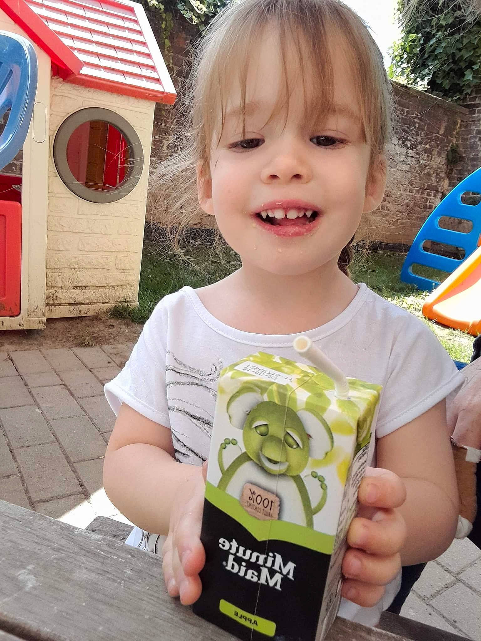 Louna Louna participe au concours pour gagner de l'argent avec cette photo : chair, child, fun, grass, green, happy, joy, leisure, logo, people_in_nature, person, play, recreation, sleeve, smile, summer, t_shirt, toddler, tree, vacation