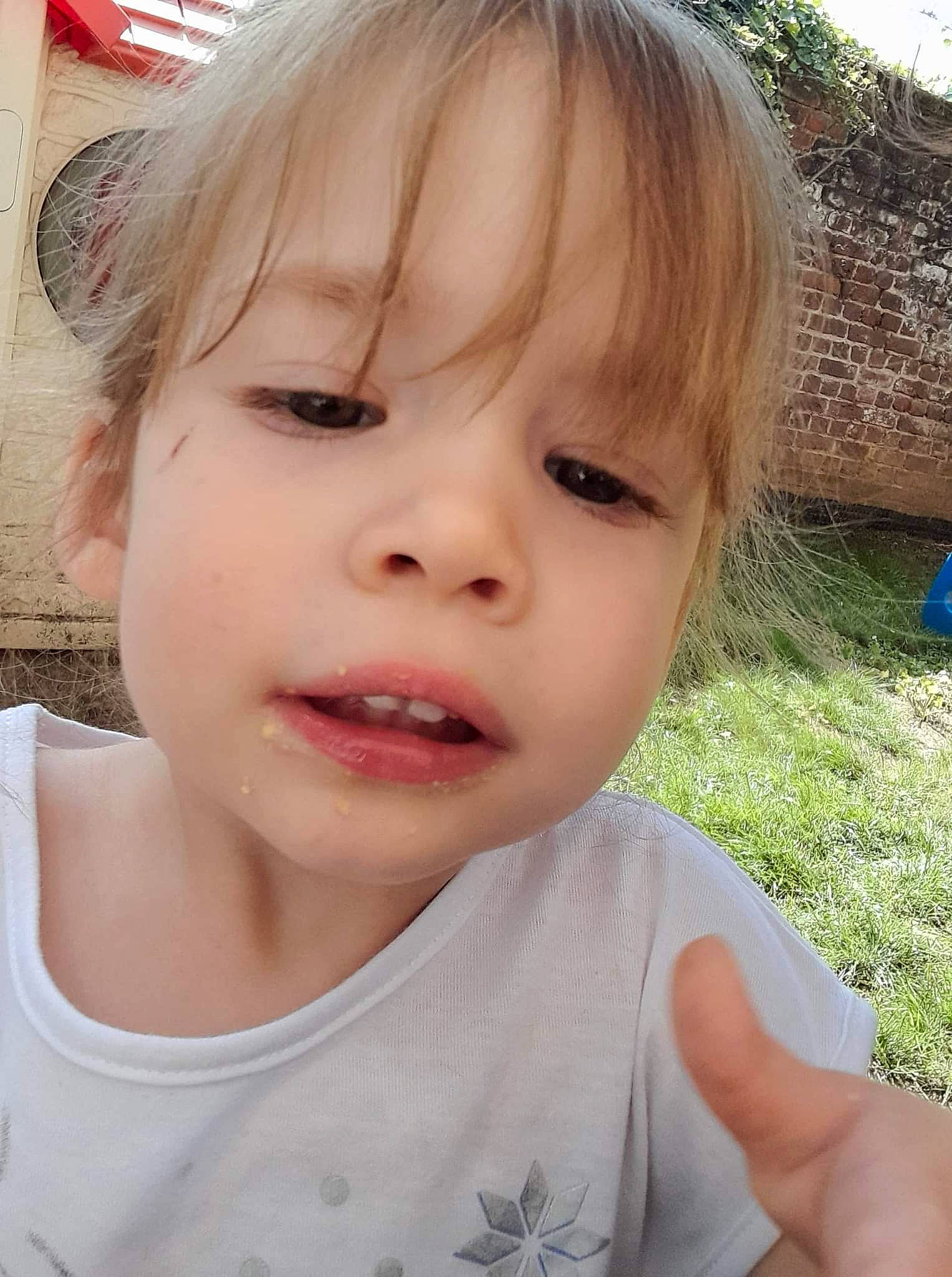 Louna Louna a rejoint le concours — aidez-le/la à gagner de superbes lots ! bangs, cheek, child, chin, cool, ear, eyebrow, eyelash, forehead, grass, happy, iris, jaw, lip, nose, person, plant, skin, smile, t_shirt