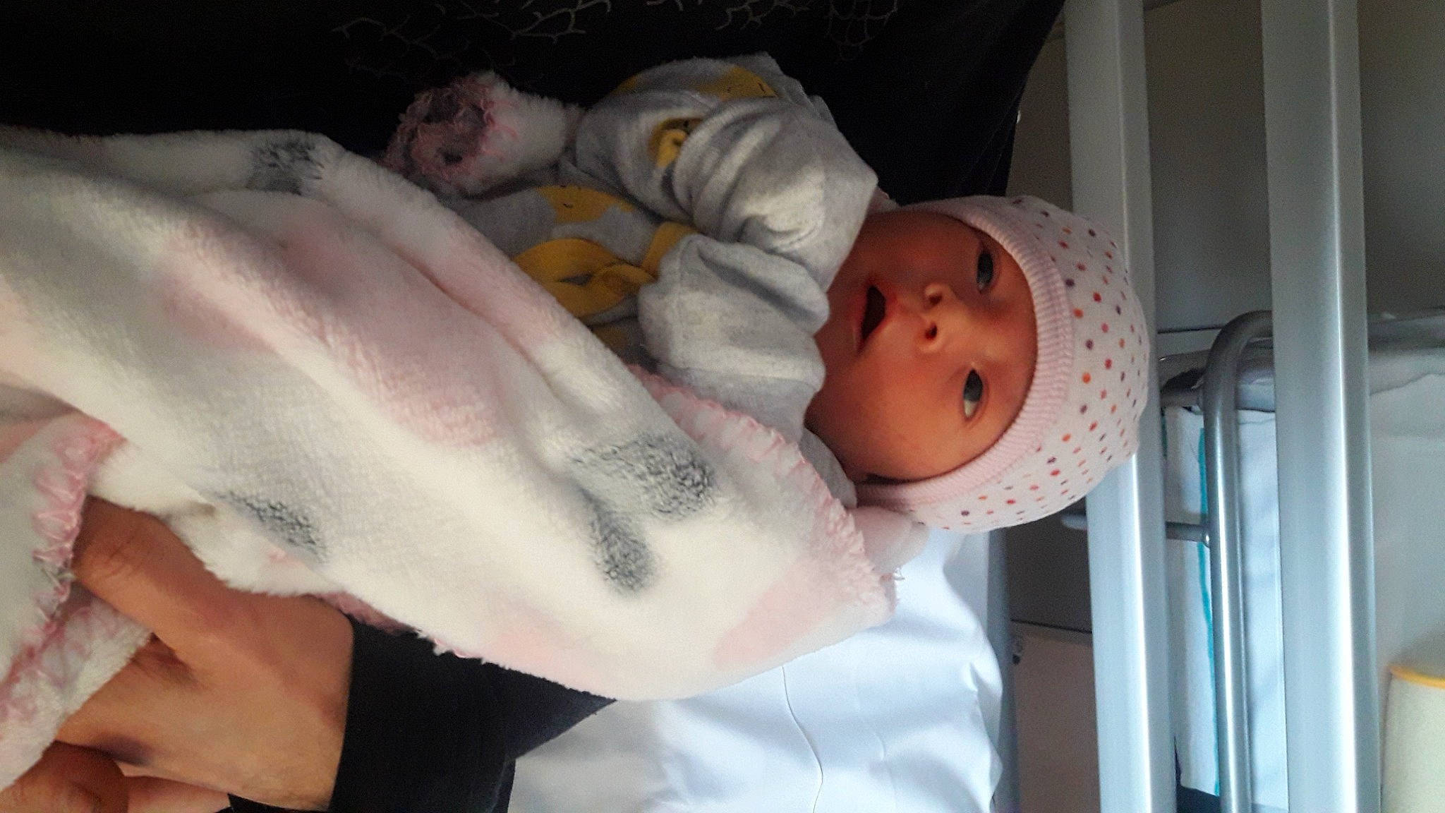 Louna Louna participe au concours pour gagner de l'argent avec cette photo : baby, baby_products, baby_safety, baby_toddler_clothing, child, childbirth, comfort, finger, hand, hat, headwear, hospital, linens, mouth, nap, person, room, skin, sleeve, smile