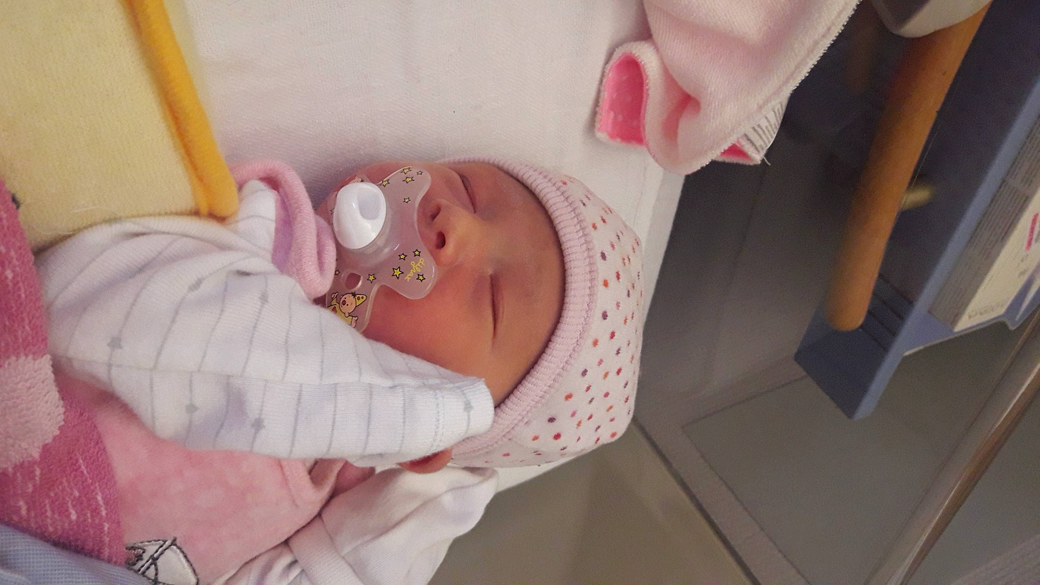 Louna Louna a rejoint le concours — aidez-le/la à gagner de superbes lots ! baby, baby_products, baby_safety, baby_sleeping, baby_toddler_clothing, cheek, child, comfort, finger, lip, mouth, nose, person, pink, product, room, skin, sleeve, smile, textile