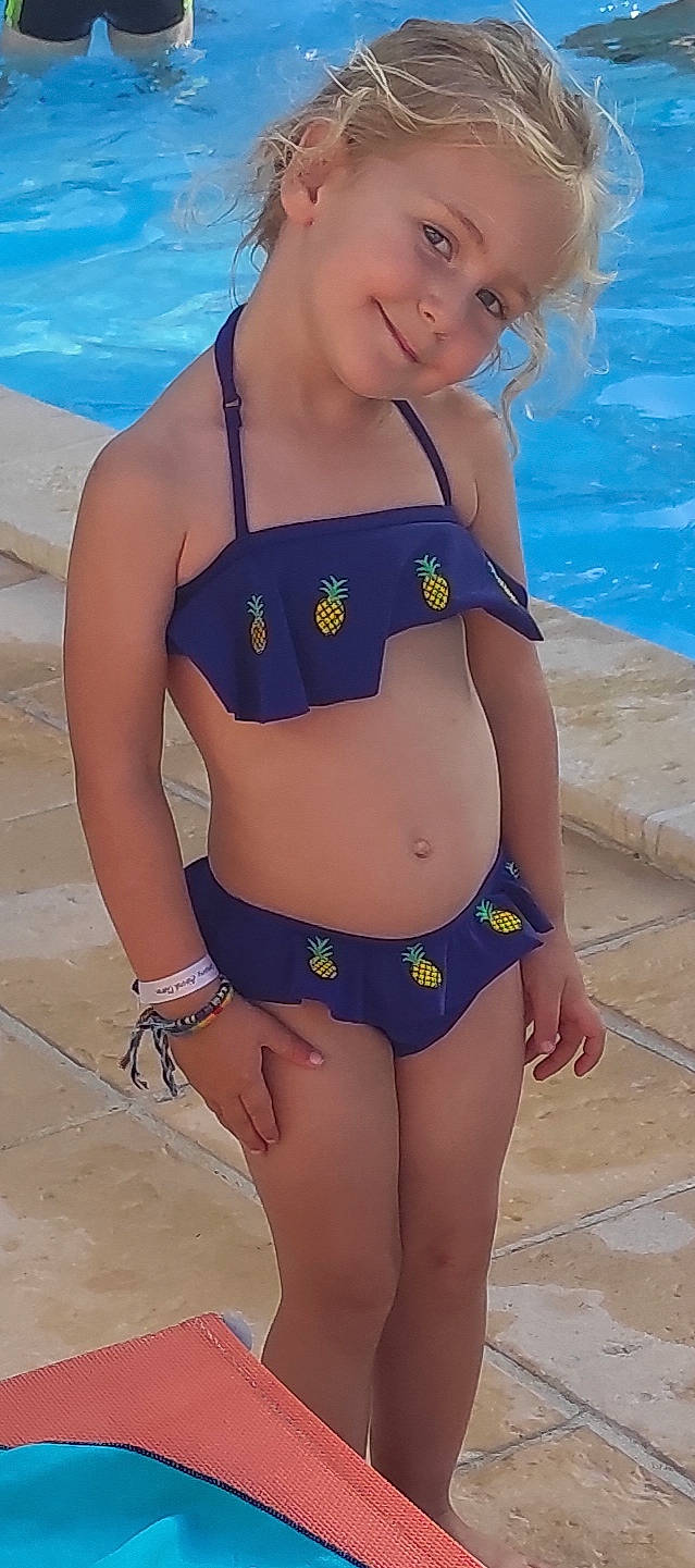 Nina participe au concours pour gagner de l'argent avec cette photo : abdomen, bikini, clothing, joint, joy, leg, lingerie, navel, neck, person, stomach, summer, swim_brief, swimsuit_bottom, swimsuit_top, swimwear, thigh, trunk, undergarment, vacation