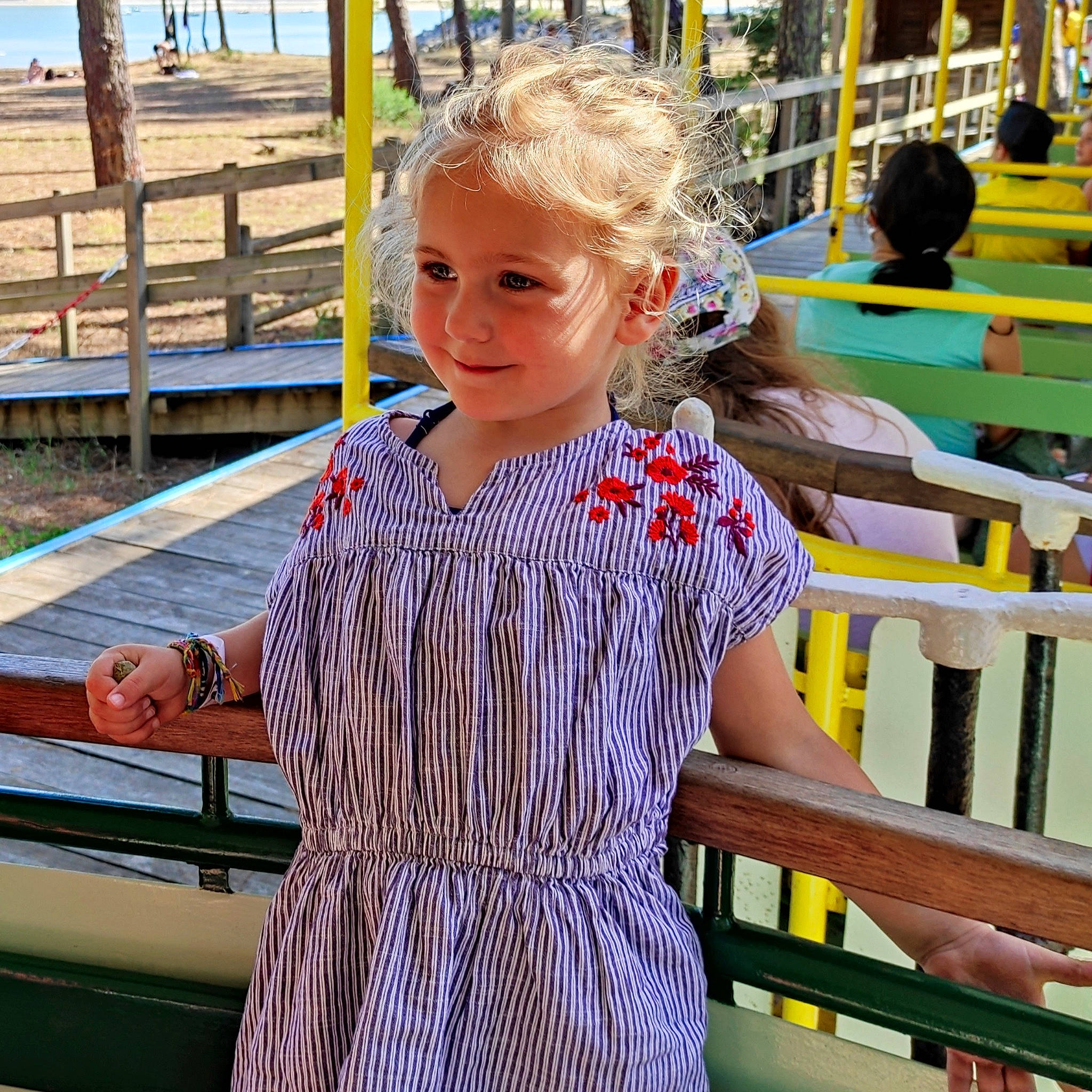 Nina a rejoint le concours — aidez-le/la à gagner de superbes lots ! blond, child, dress, joy, leisure, person, shirt, sleeve, smile, summer, top, vacation