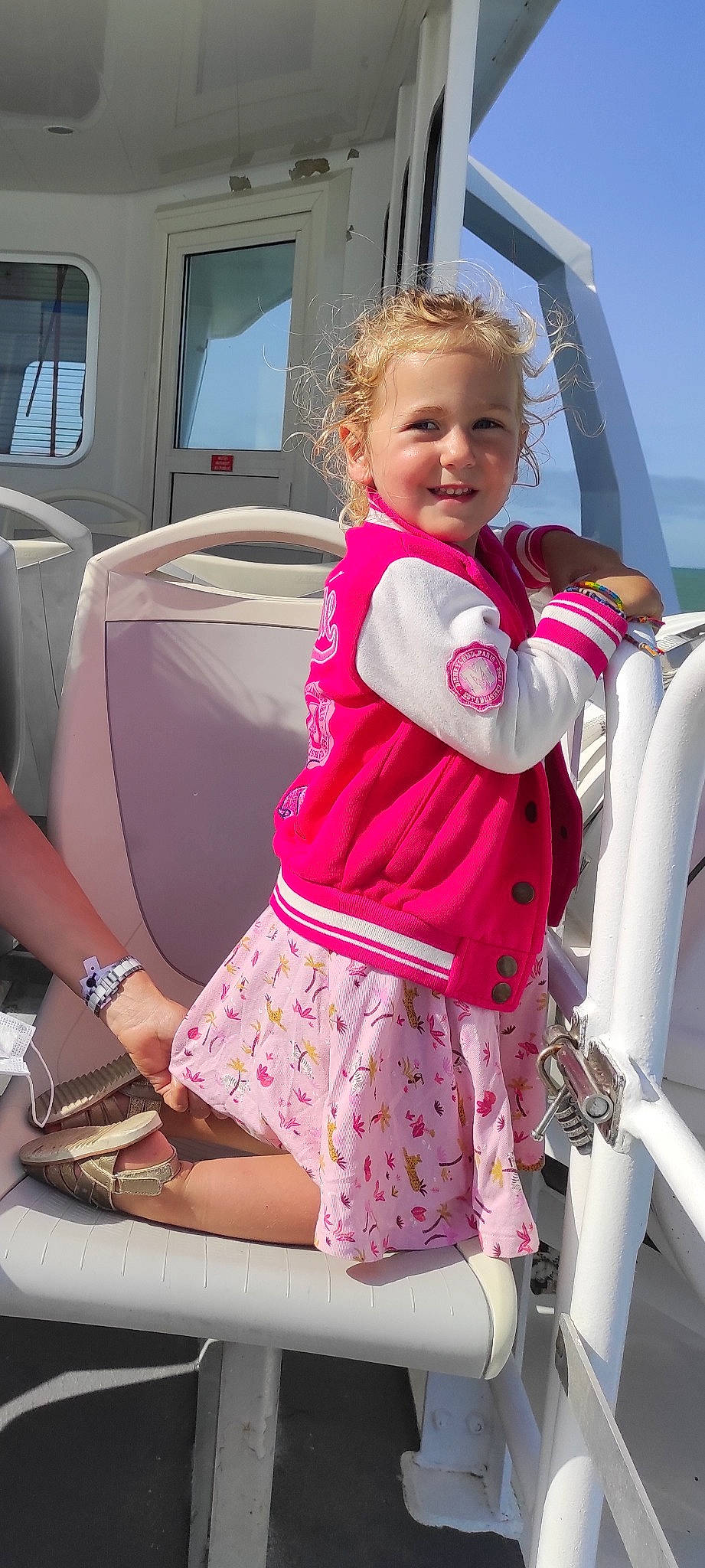 Nina participe au concours pour gagner de l'argent avec cette photo : auto_part, car, car_seat, car_seat_cover, child, family_car, joy, luxury_vehicle, person, pink, seat_belt, smile, toddler, vacation, vehicle, vehicle_door