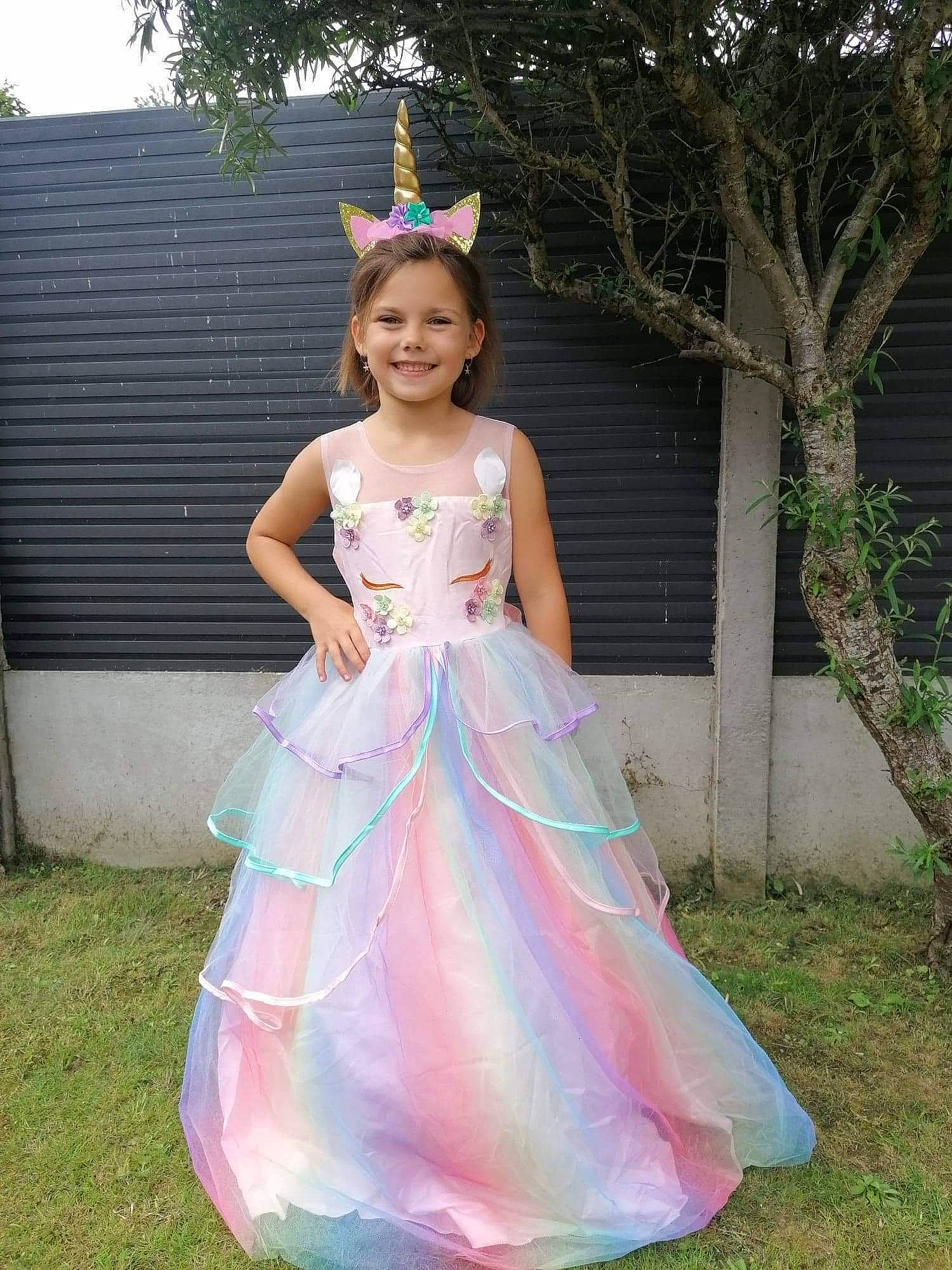 Athenayss a rejoint le concours — aidez-le/la à gagner de superbes lots ! bridal_accessory, bridal_party_dress, day_dress, dress, event, fashion_design, formal_wear, gown, grass, hair, happy, head, joy, magenta, one_piece_garment, person, pink, plant, recreation, smile