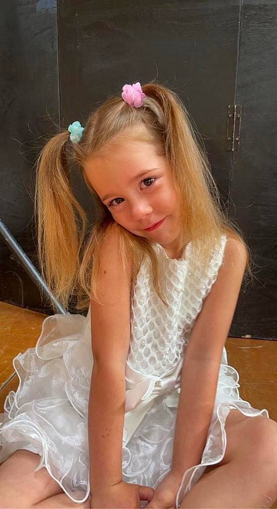 Déborah a rejoint le concours — aidez-le/la à gagner de superbes lots ! blond, bridal_accessory, dress, embellishment, eyelash, fashion_design, flash_photography, hair, hairstyle, happy, headpiece, human_body, human_leg, iris, jewellery, joy, long_hair, person, shoulder, skin