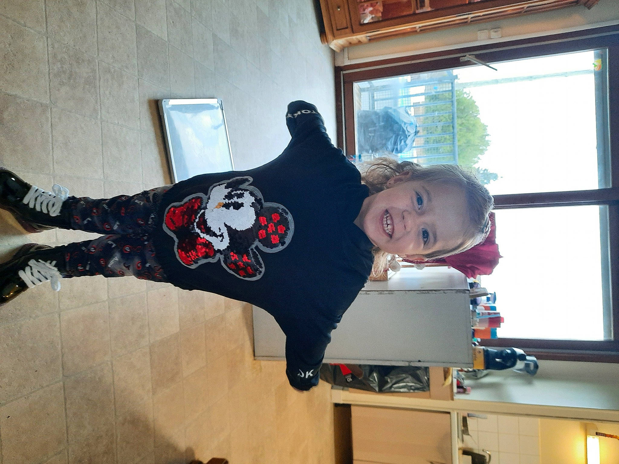 Deborah participe au concours pour gagner de l'argent avec cette photo : child, house, illustration, interior_design, joy, person, room, t_shirt, window