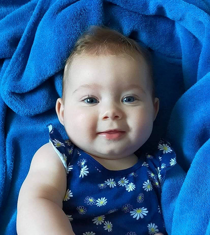 Nynon participe au concours pour gagner de l'argent avec cette photo : azure, baby, baby_toddler_clothing, black, blue, cheek, eyebrow, facial_expression, flash_photography, head, iris, organ, outerwear, person, photograph, product, purple, skin, sleeve, smile