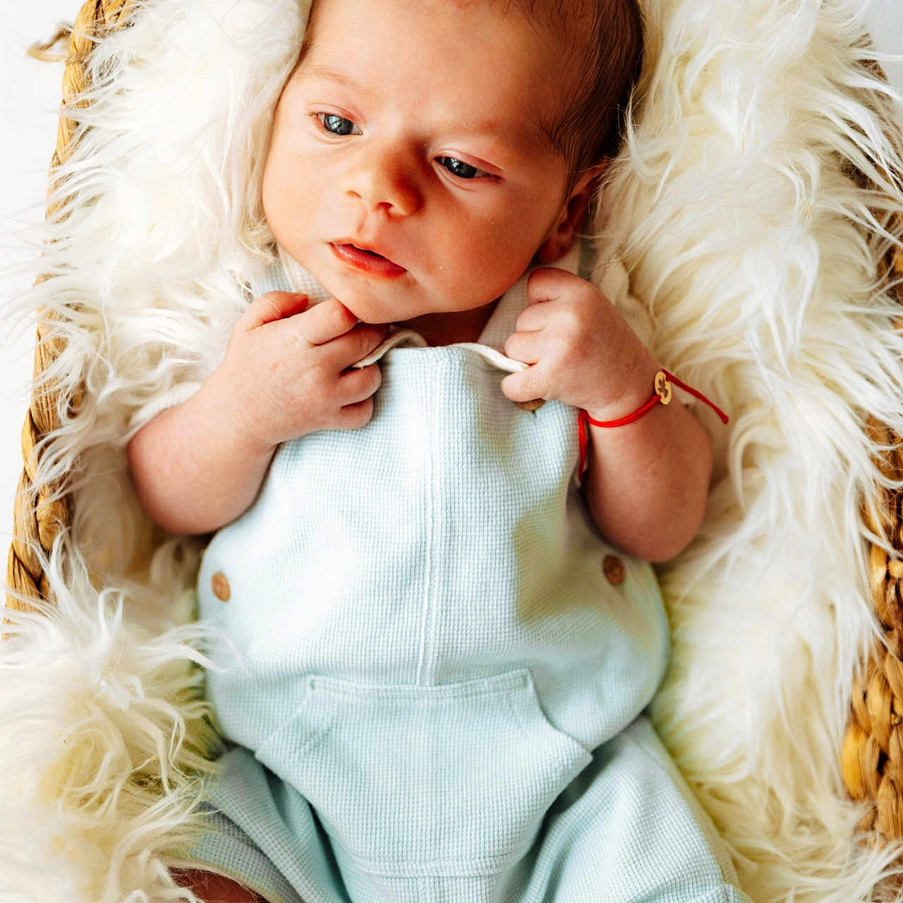 Teodor participe au concours pour gagner de l'argent avec cette photo : baby, basket, blanket, clothing, cozy, cute, face, fluffy, hands, head, indoor, infant, lying_down, newborn, overalls, person, portrait, skin, sleepy, soft