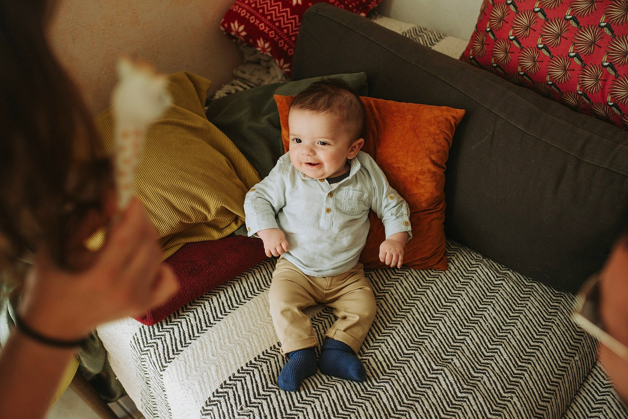 Tilio a rejoint le concours — aidez-le/la à gagner de superbes lots ! baby, baby_toddler_clothing, child, comfort, couch, event, facial_expression, flooring, fun, happy, joy, lap, living_room, person, pillow, room, sitting, smile, toddler, tree