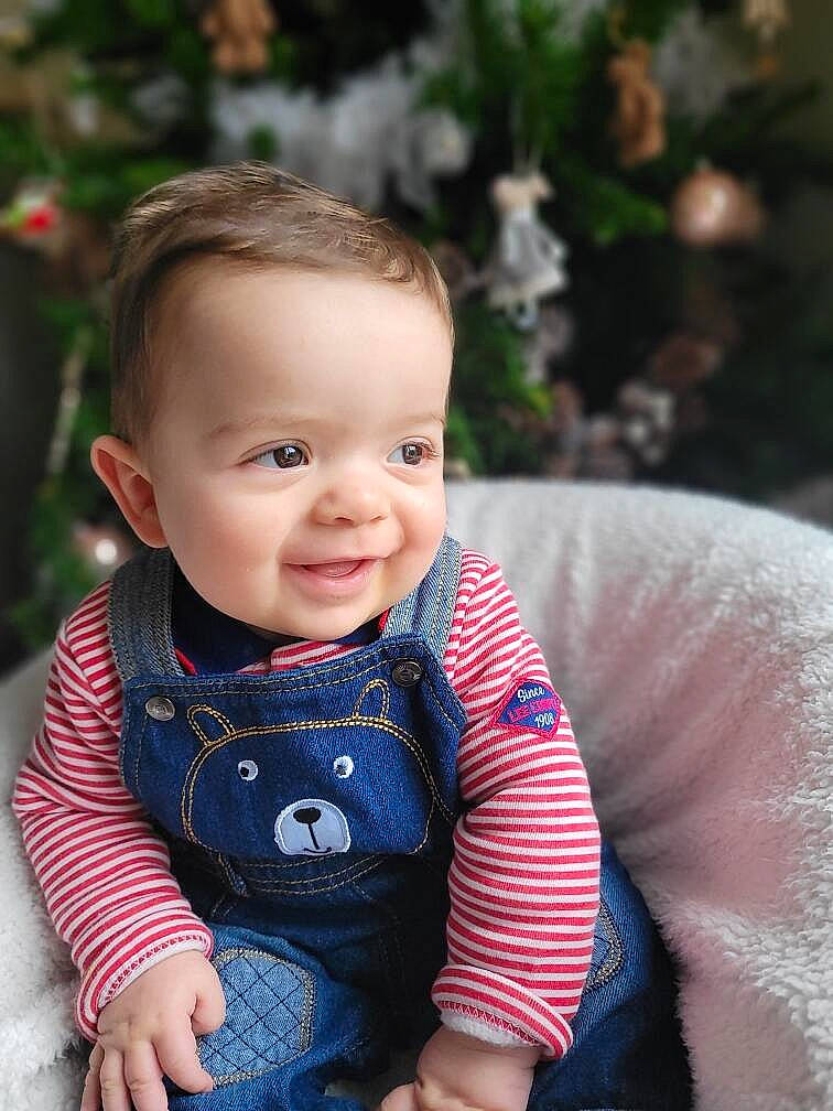 Tilio a rejoint le concours — aidez-le/la à gagner de superbes lots ! baby, baby_products, baby_toddler_clothing, cheek, child, child_model, electric_blue, eye, flash_photography, grass, happy, iris, joy, pattern, person, plant, portrait_photography, sitting, skin, sleeve