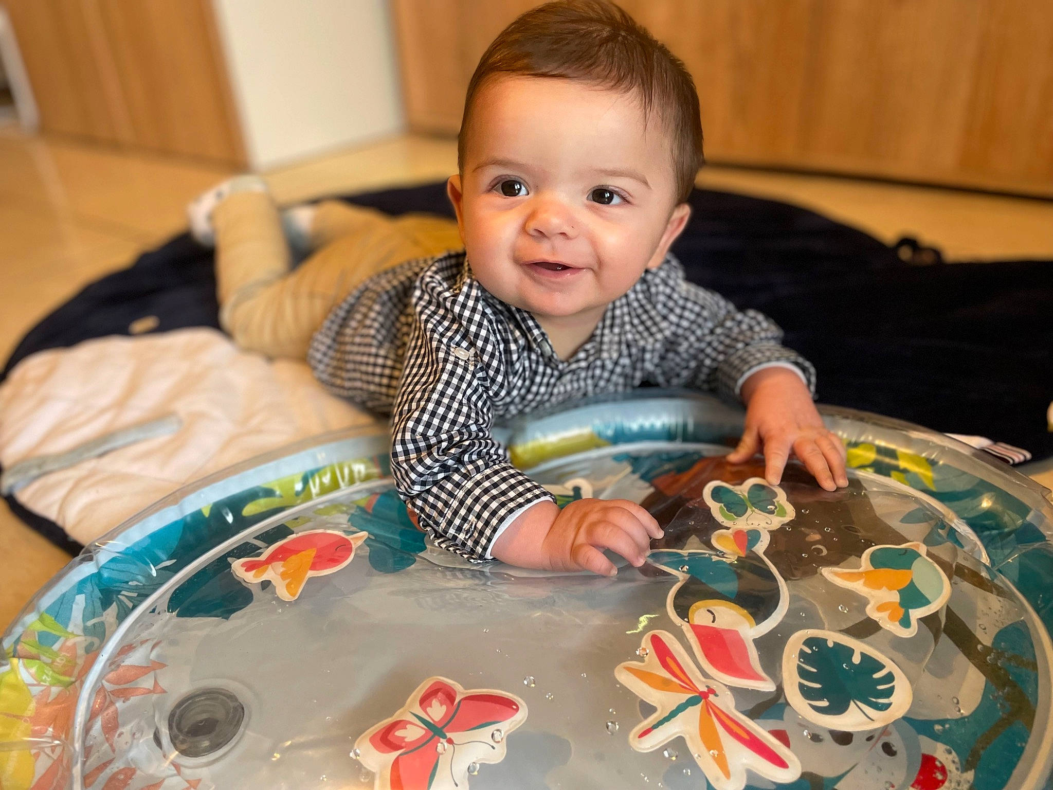 Tilio a rejoint le concours — aidez-le/la à gagner de superbes lots ! baby, baby_toddler_clothing, baby_toys, cheek, child, comfort, face, flooring, fun, happy, holiday, iris, joy, linens, pattern, person, play, room, sharing, sitting