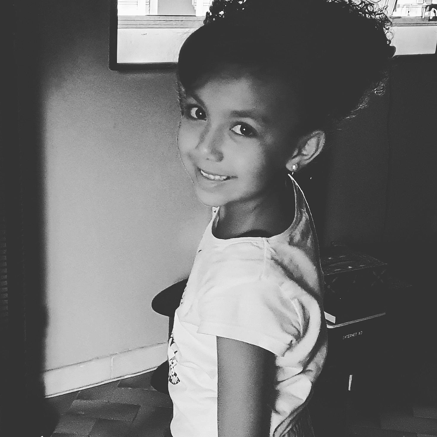 Ibtihal participe au concours pour gagner de l'argent avec cette photo : black, black_and_white, black_hair, elbow, eyebrow, eyelash, flash_photography, hair, hairstyle, happy, jewellery, joy, monochrome, monochrome_photography, neck, person, smile, style, t_shirt, toddler