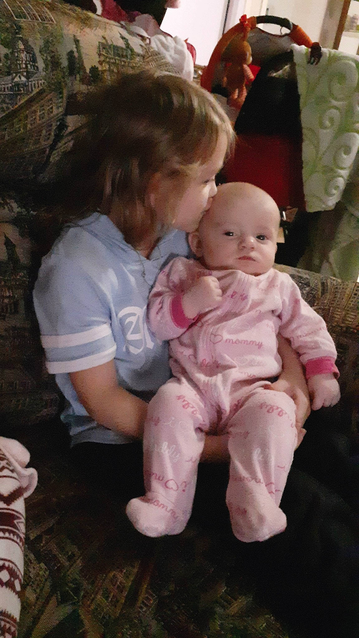 Maggie a rejoint le concours — aidez-le/la à gagner de superbes lots ! baby, baby_toddler_clothing, cheek, child, event, flooring, foot, fun, fur, happy, iris, lap, nose, person, pink, room, sitting, skin, sleeve, toddler