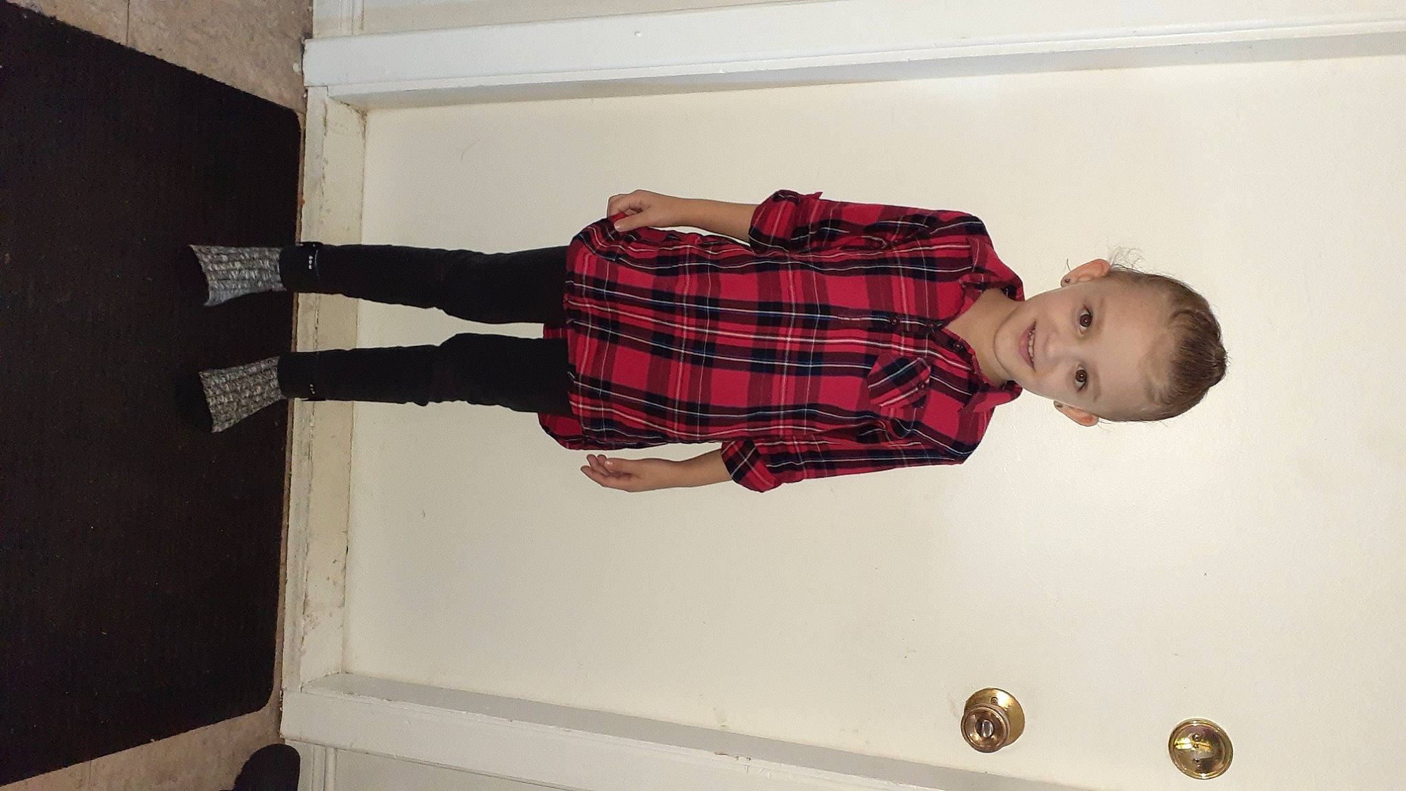 Maggie a rejoint le concours — aidez-le/la à gagner de superbes lots ! baby, carmine, child, collar, comfort, elbow, flooring, hardwood, human_leg, joy, knee, pattern, person, plaid, room, sleeve, sock, tartan, tie, toddler