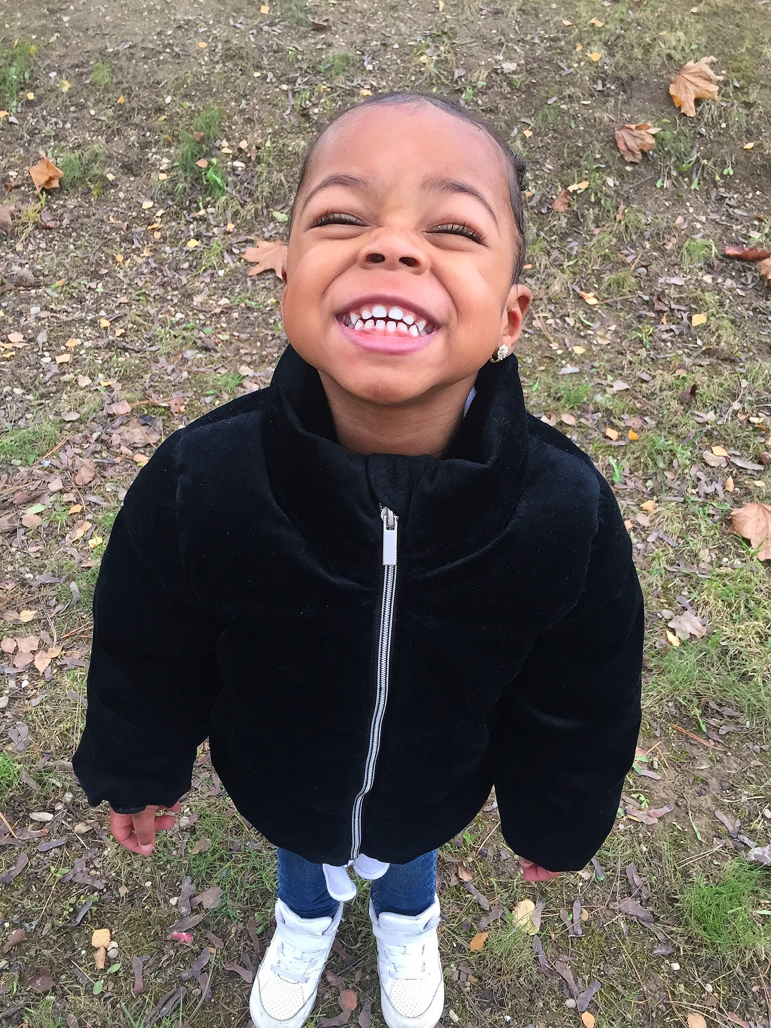 Chelsea a rejoint le concours — aidez-le/la à gagner de superbes lots ! baby, baby_laughing, baby_toddler_clothing, child, eye, fun, grass, happy, joy, laugh, leisure, people_in_nature, person, plant, portrait, portrait_photography, sitting, smile, soil, toddler