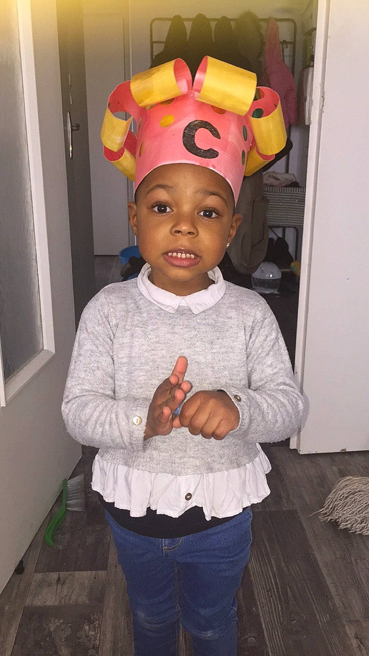 Chelsea a rejoint le concours — aidez-le/la à gagner de superbes lots ! abdomen, baby, baby_toddler_clothing, child, clothing, costume, face, finger, fun, gesture, head, human_body, magenta, party_supply, person, personal_protective_equipment, room, sleeve, t_shirt, thumb