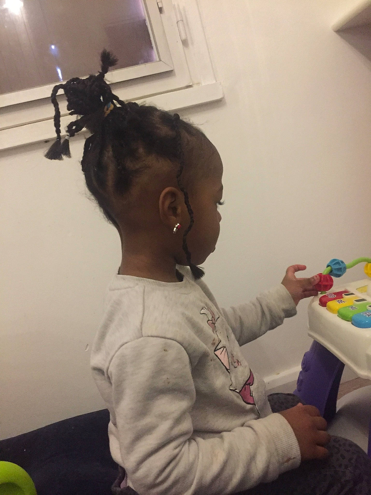 Chelsea a rejoint le concours — aidez-le/la à gagner de superbes lots ! arm, audio_equipment, braid, child, dreadlocks, eyewear, fashion_design, flooring, fun, hairstyle, headphones, hearing, person, play, room, standing, t_shirt, television, toddler, toy